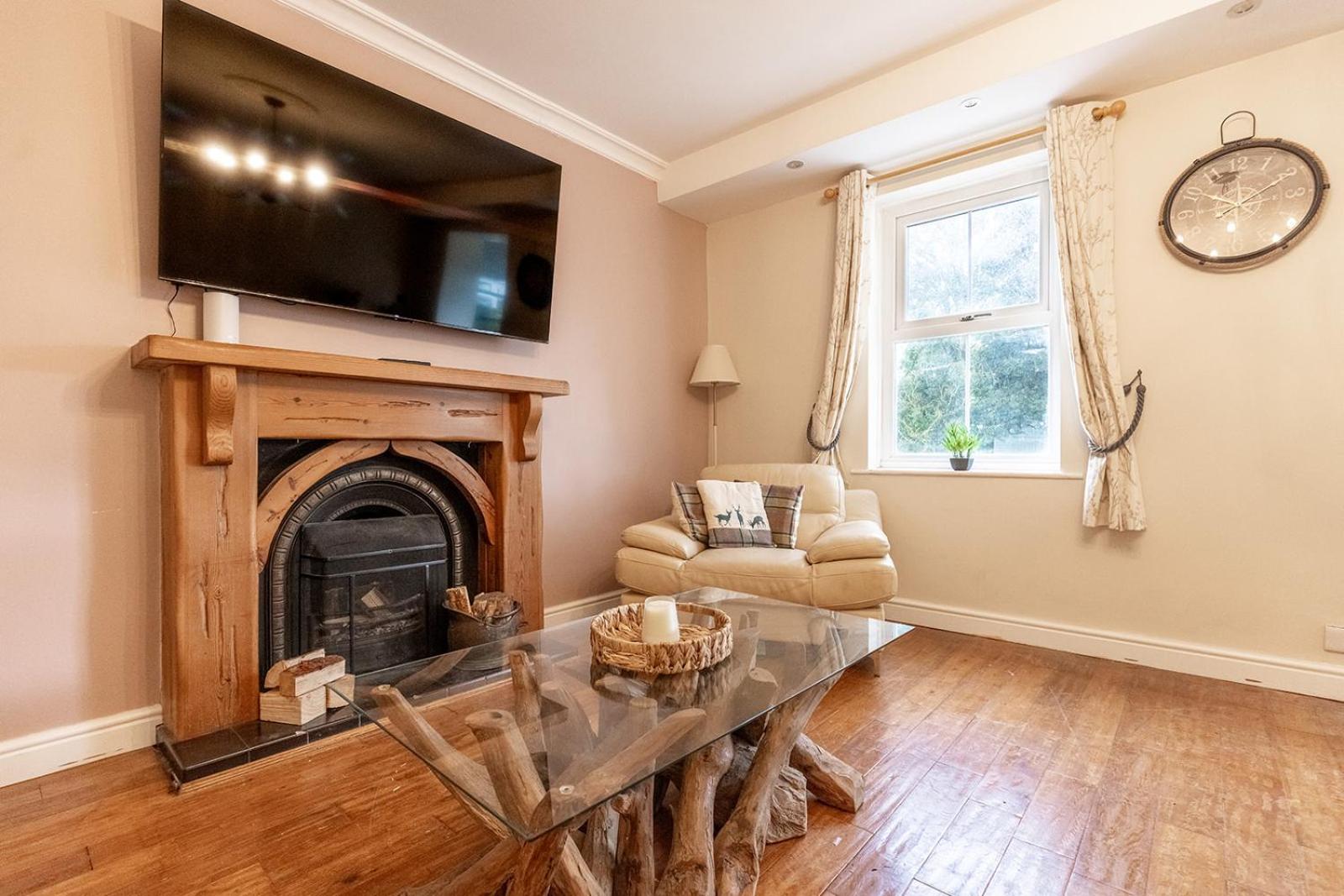 EASTCOTE FARM - Spacious 5-Bed Home with Views, Garden & Playroom