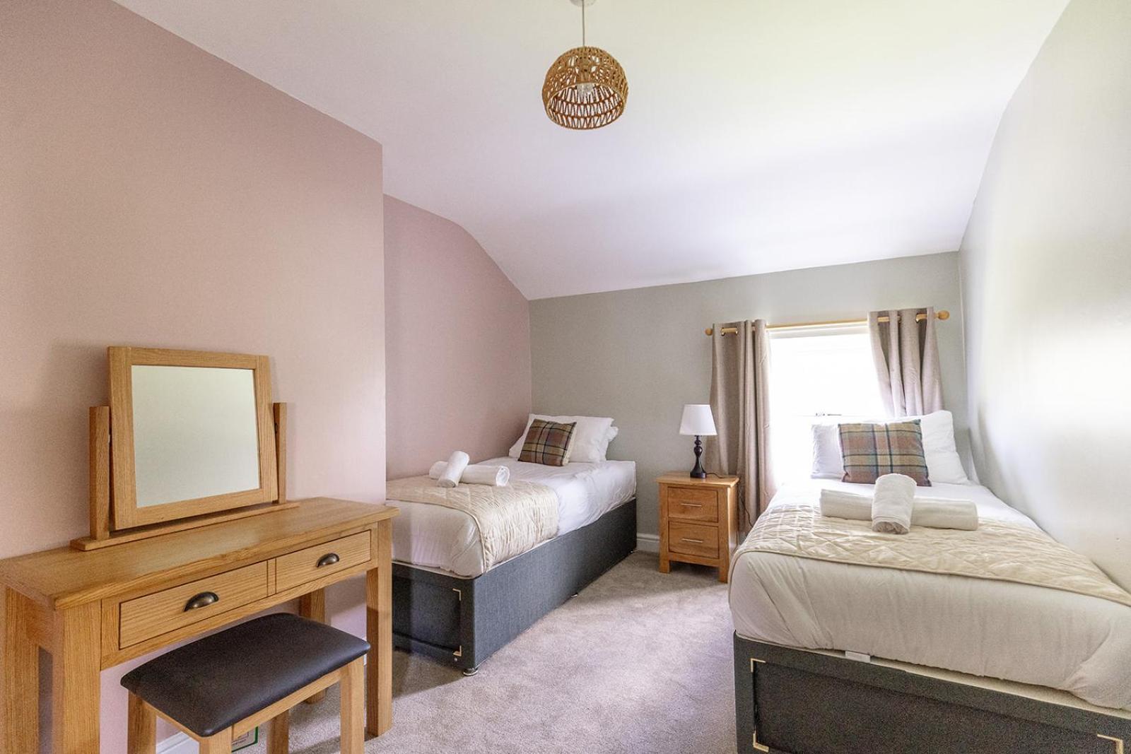 EASTCOTE FARM - Spacious 5-Bed Home with Views, Garden & Playroom