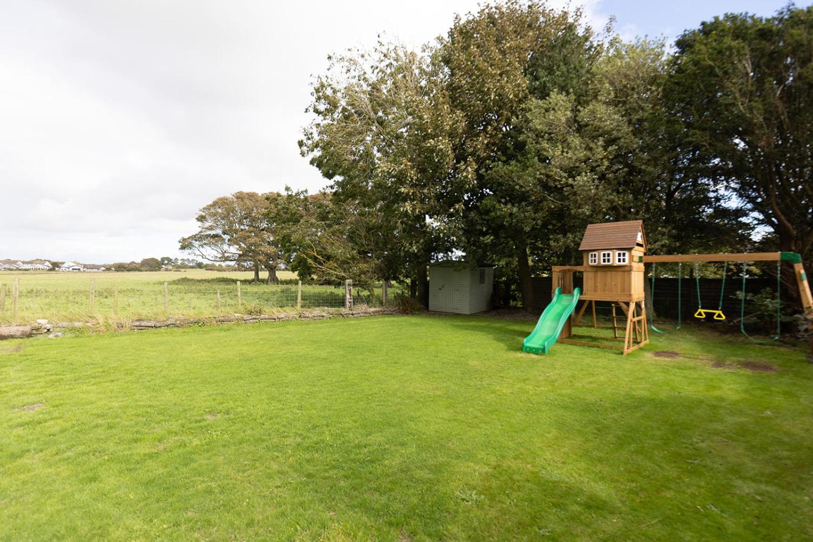 EASTCOTE FARM - Spacious 5-Bed Home with Views, Garden & Playroom