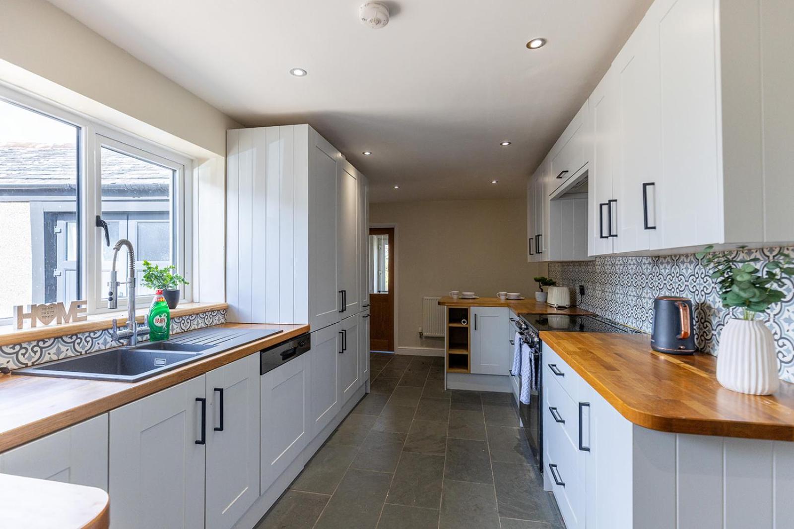 EASTCOTE FARM - Spacious 5-Bed Home with Views, Garden & Playroom