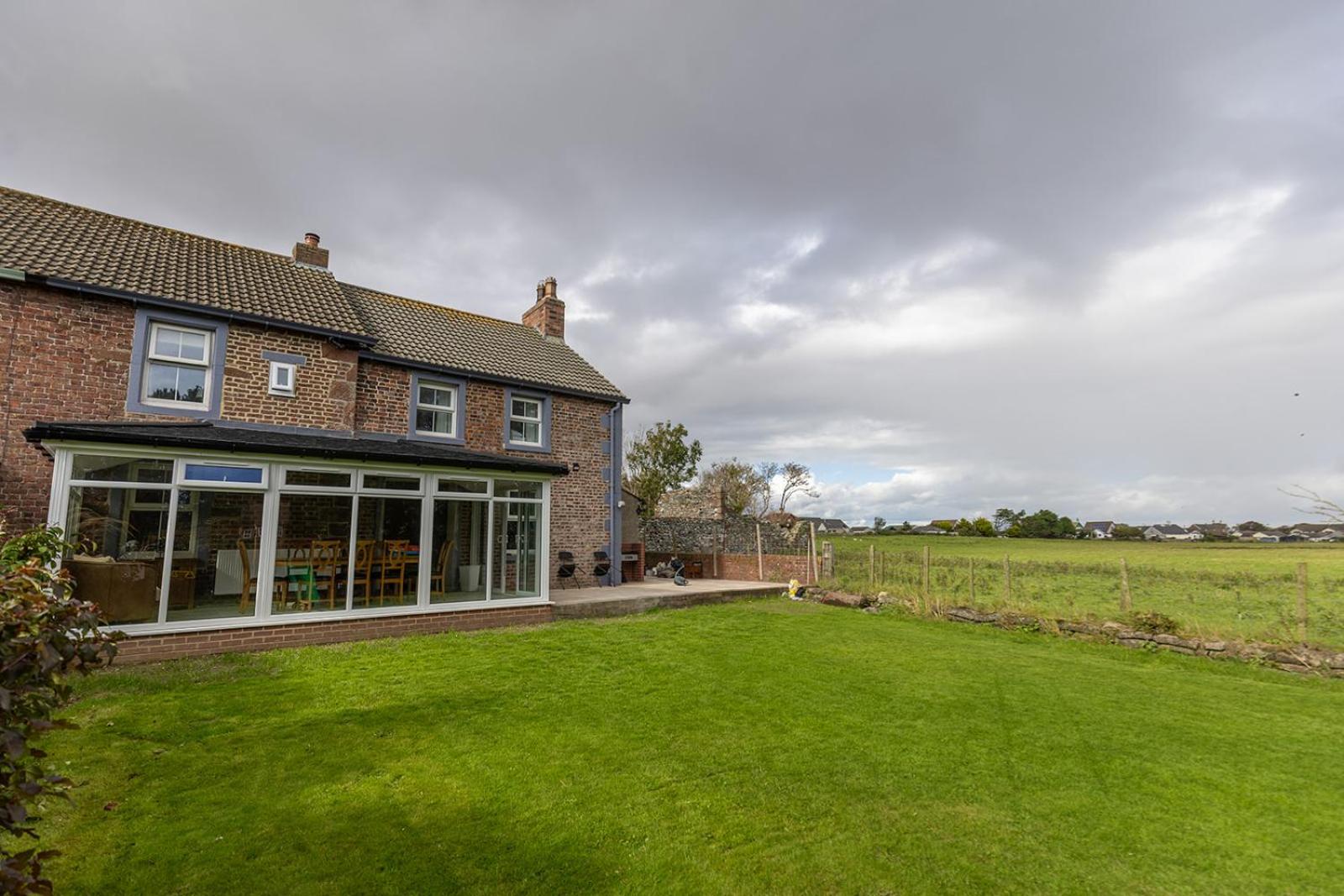 EASTCOTE FARM - Spacious 5-Bed Home with Views, Garden & Playroom