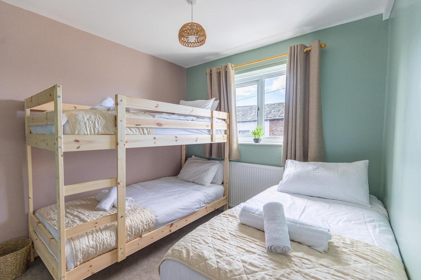 EASTCOTE FARM - Spacious 5-Bed Home with Views, Garden & Playroom