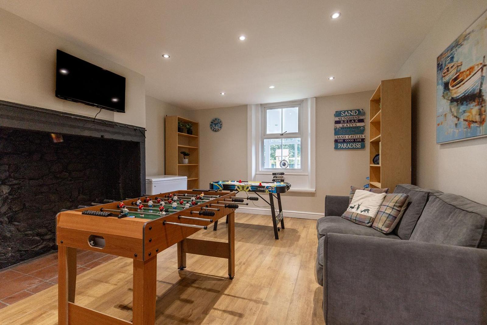 EASTCOTE FARM - Spacious 5-Bed Home with Views, Garden & Playroom