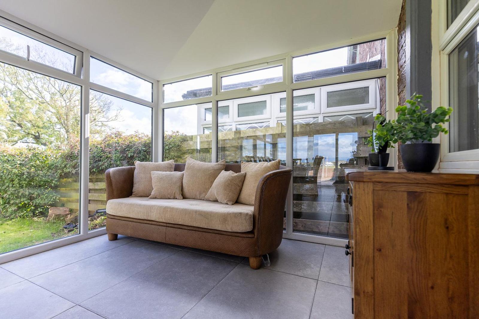 EASTCOTE FARM - Spacious 5-Bed Home with Views, Garden & Playroom