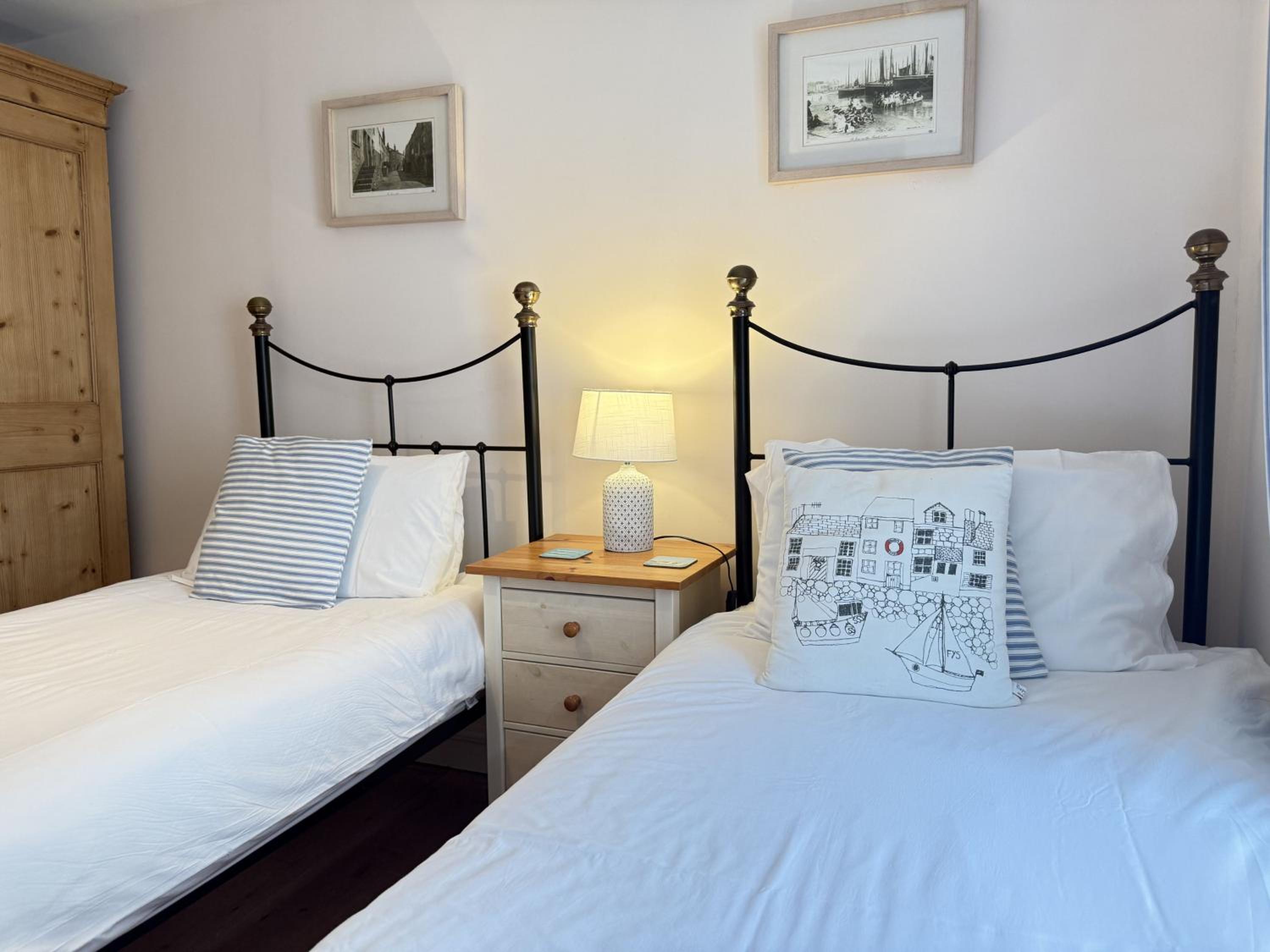 Seabreeze in the heart of St Ives, minutes from Harbour & Beaches