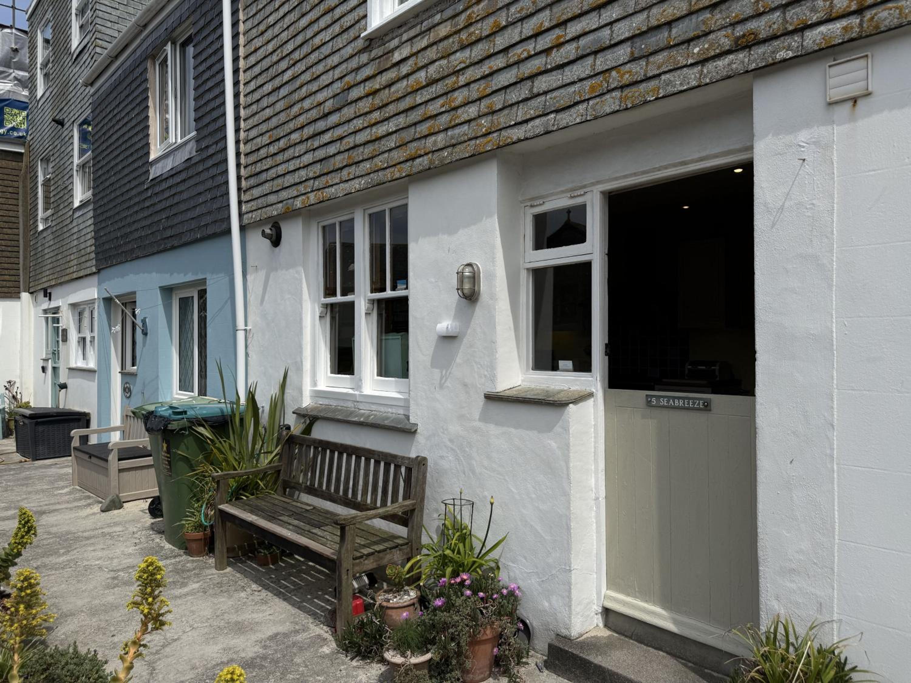 Seabreeze in the heart of St Ives, minutes from Harbour & Beaches