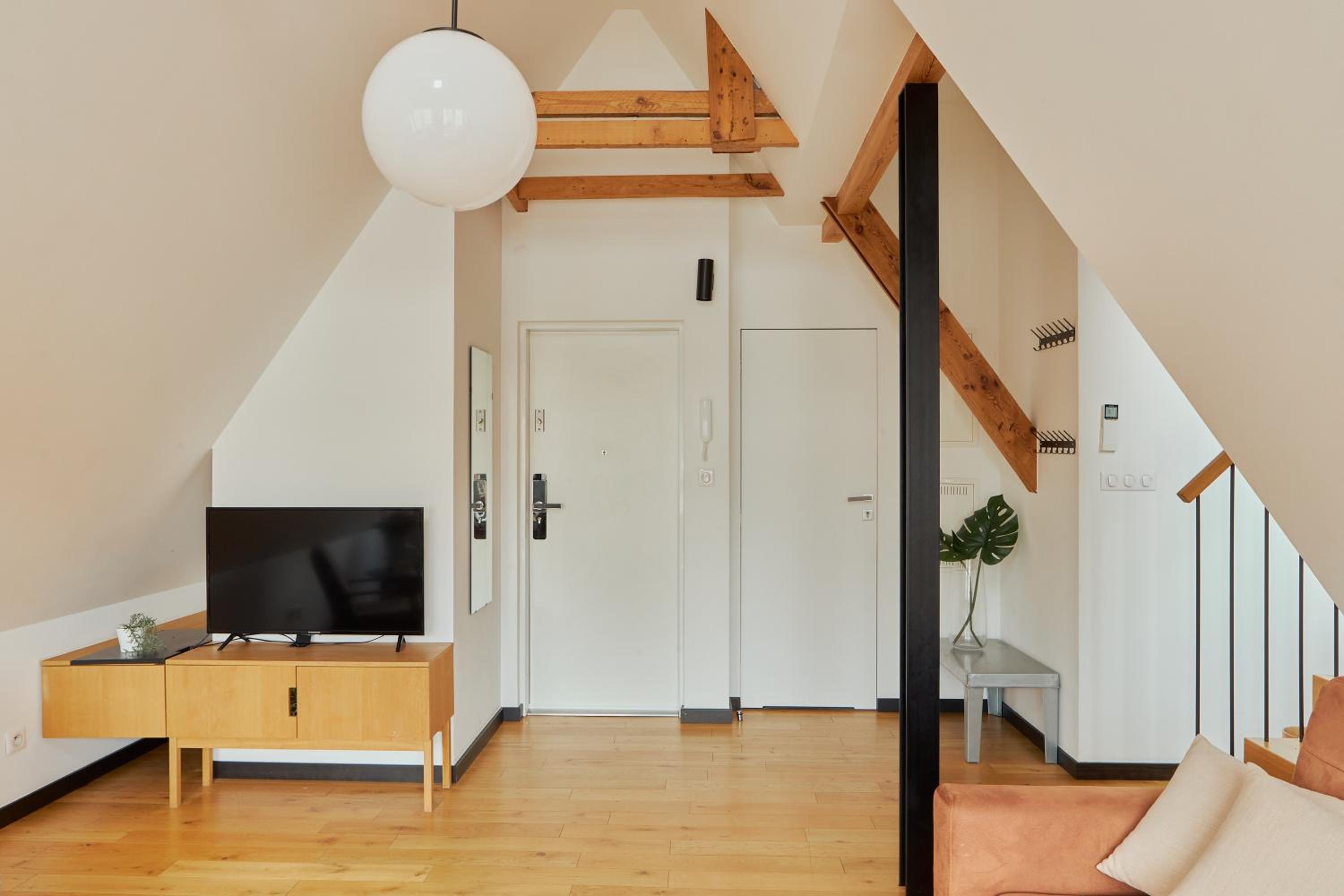 3-level apartment with a view of St Mary's Basilica by Downtown Apartments