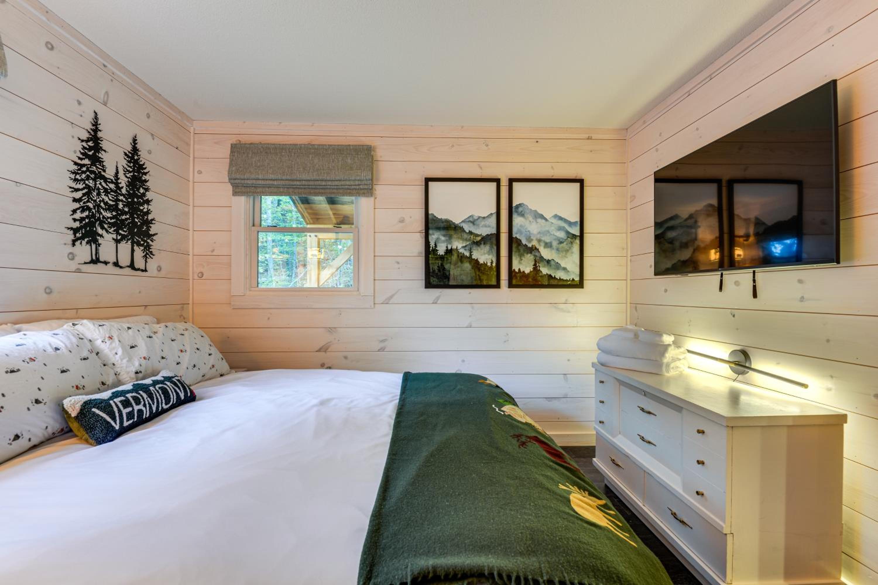 Hike, Ski and Relax Renovated Retreat in Wilmington