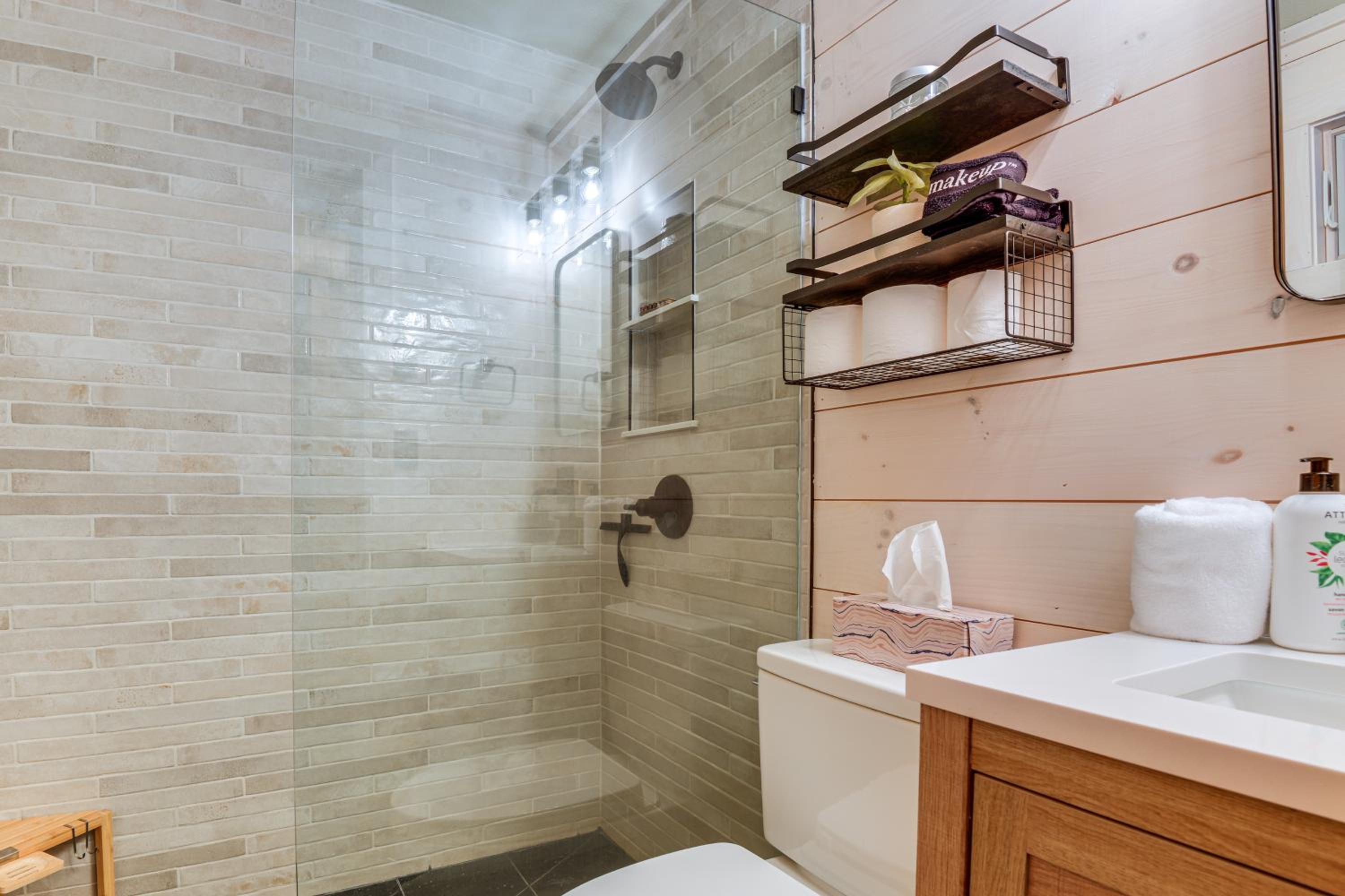 Hike, Ski and Relax Renovated Retreat in Wilmington