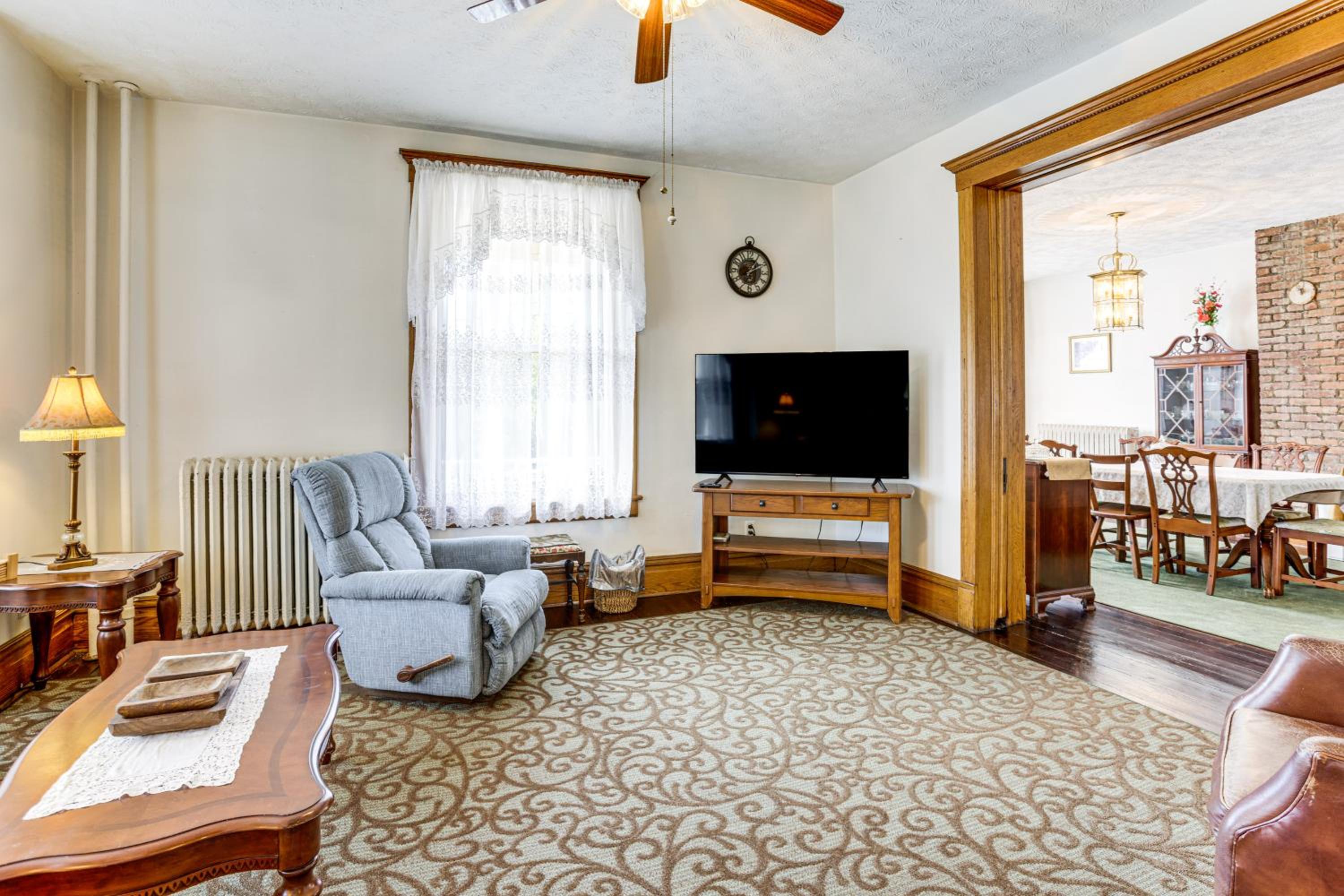 Groups Welcome! Historic Queen Anne Gem in Garrett