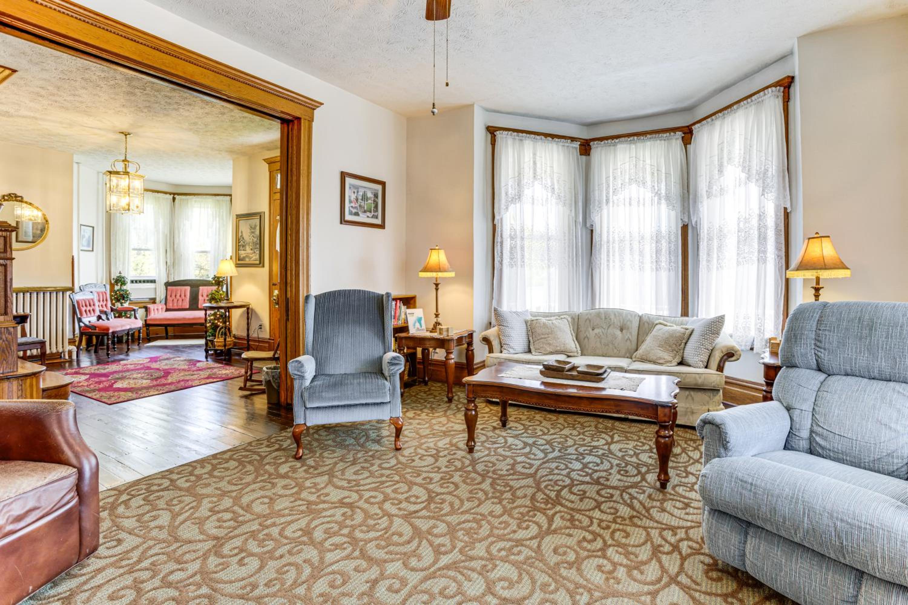 Groups Welcome! Historic Queen Anne Gem in Garrett