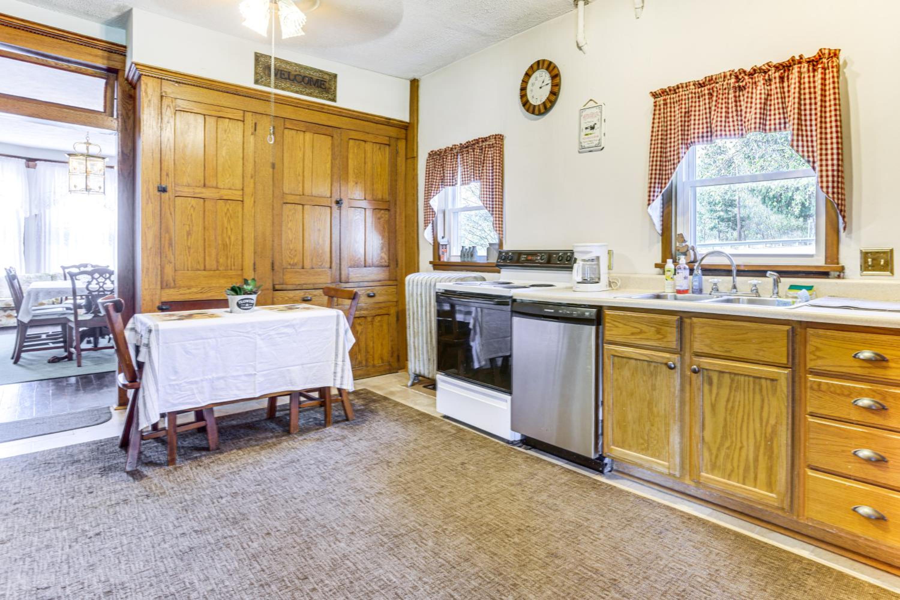 Groups Welcome! Historic Queen Anne Gem in Garrett