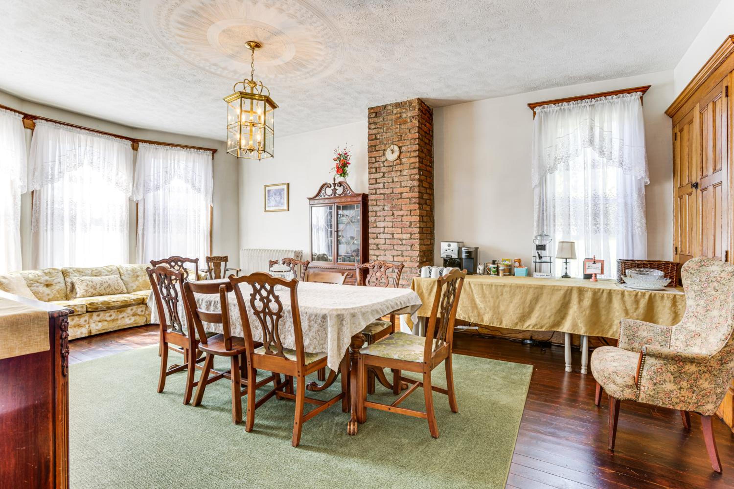 Groups Welcome! Historic Queen Anne Gem in Garrett