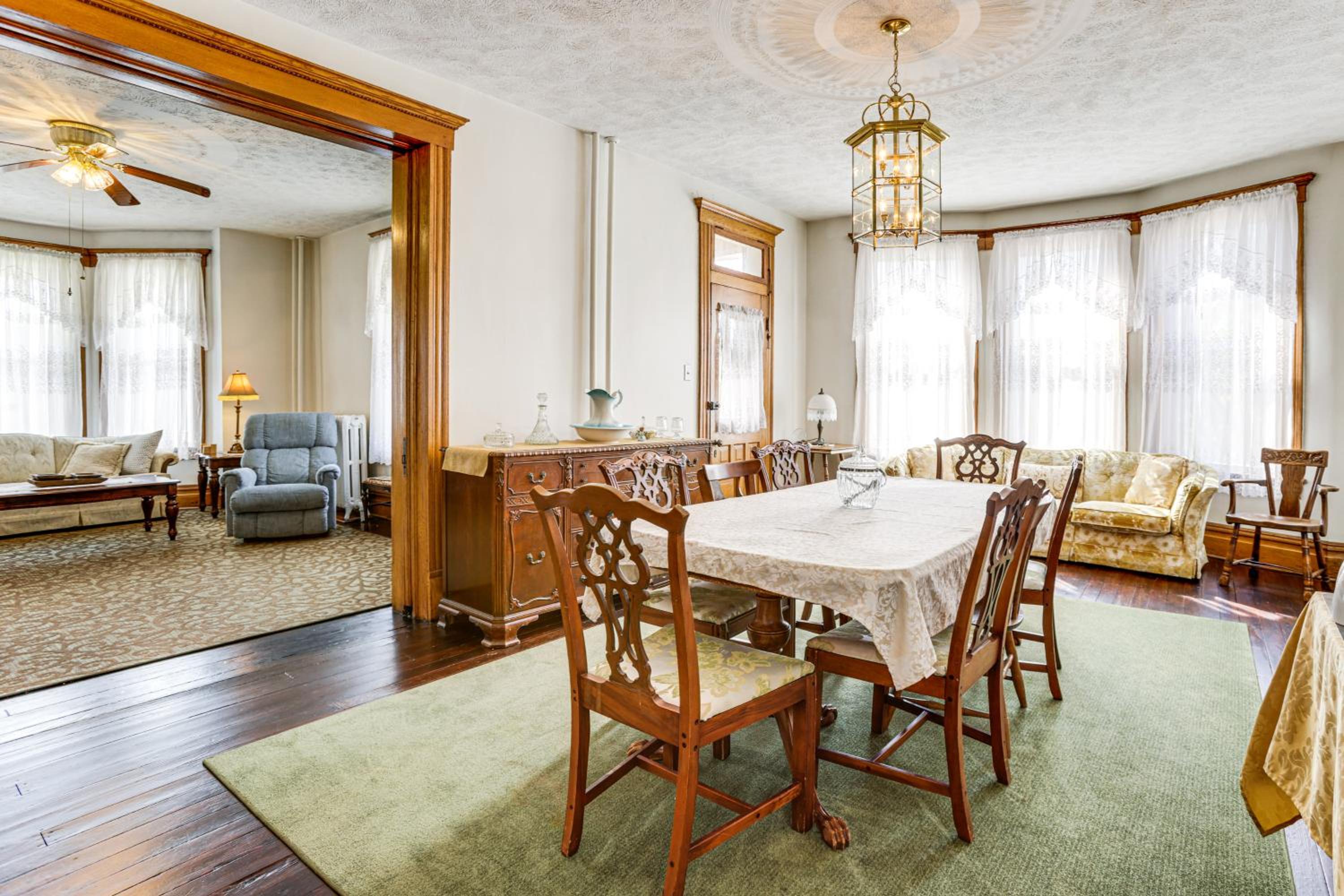 Groups Welcome! Historic Queen Anne Gem in Garrett
