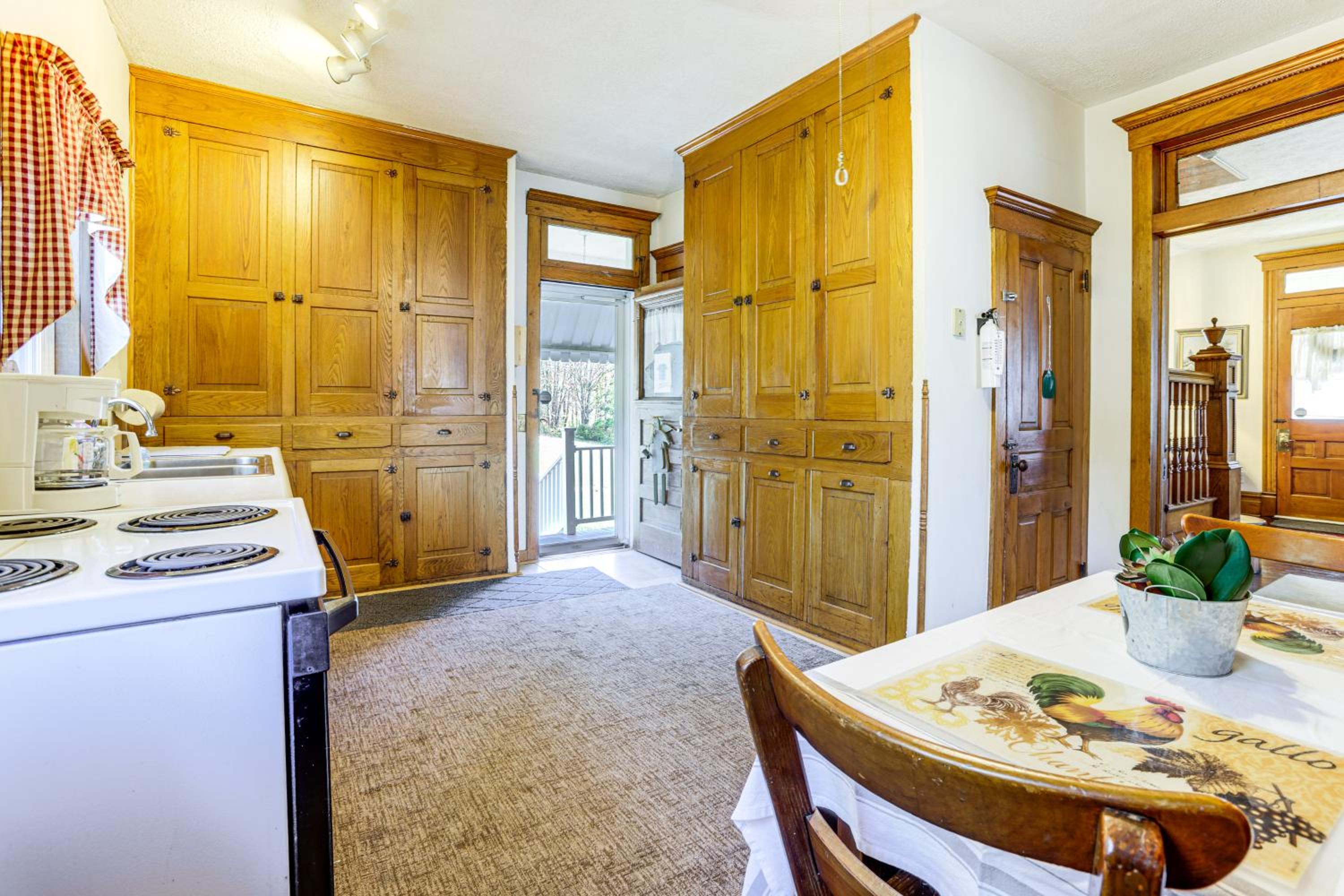 Groups Welcome! Historic Queen Anne Gem in Garrett
