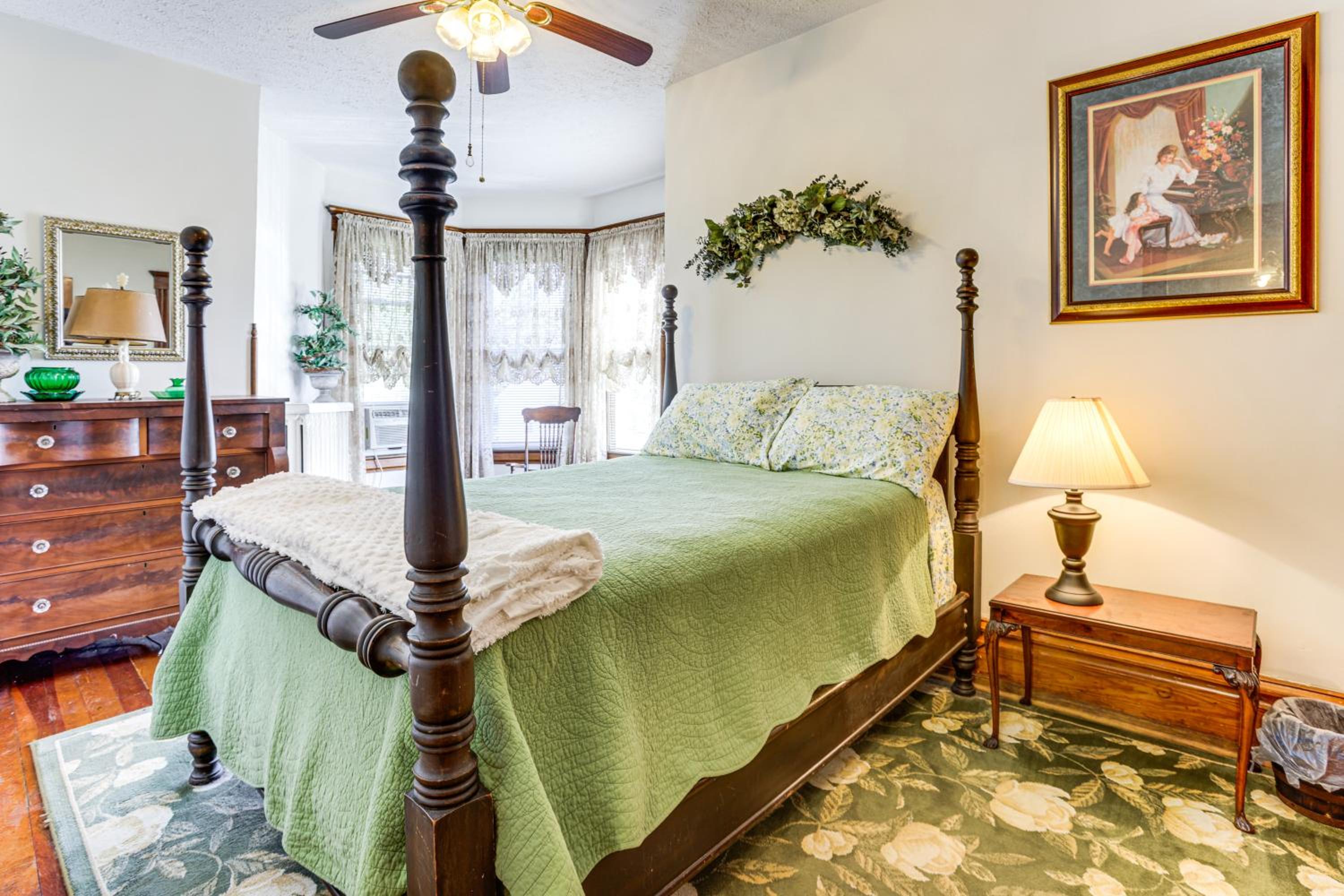 Groups Welcome! Historic Queen Anne Gem in Garrett