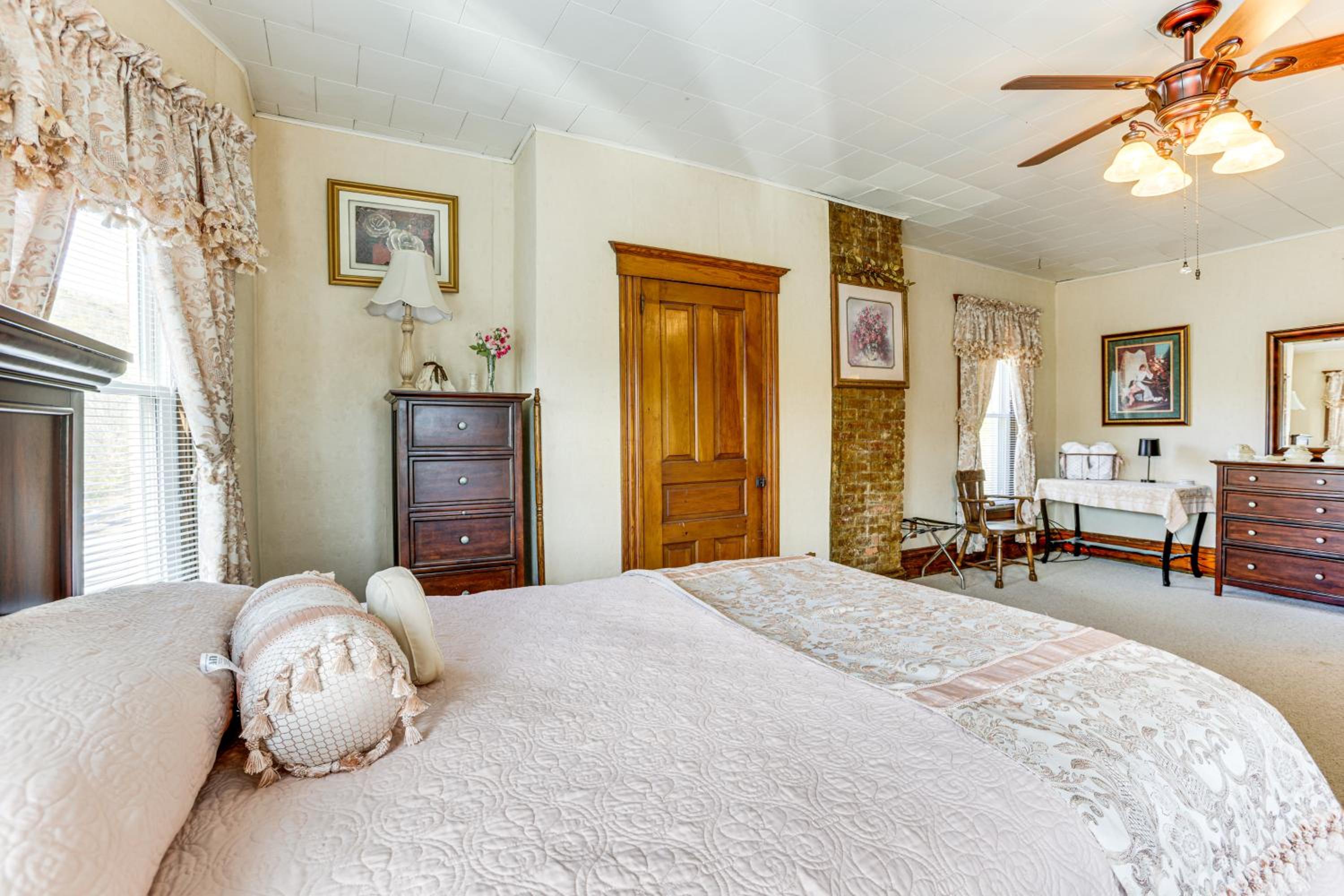 Groups Welcome! Historic Queen Anne Gem in Garrett