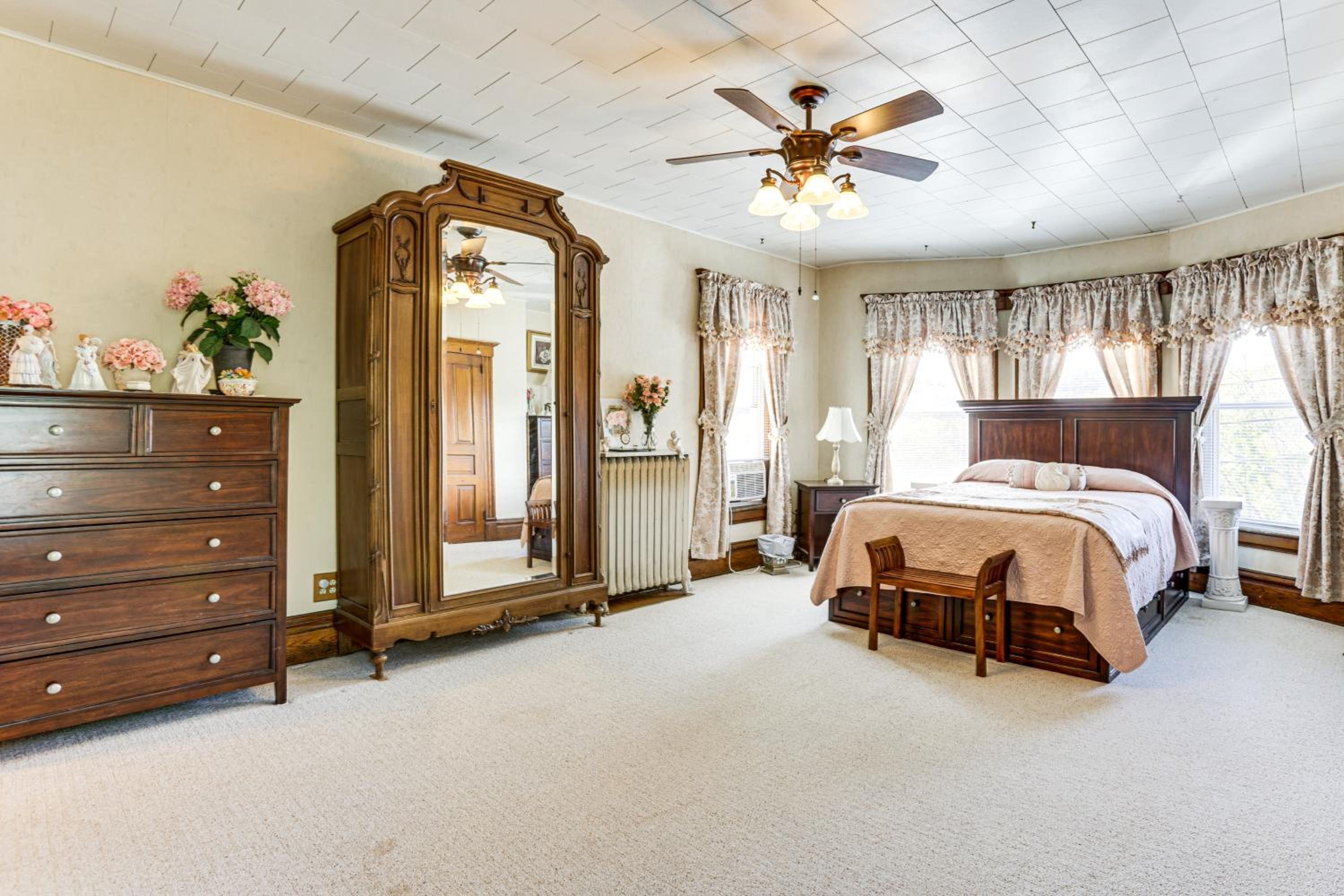 Groups Welcome! Historic Queen Anne Gem in Garrett