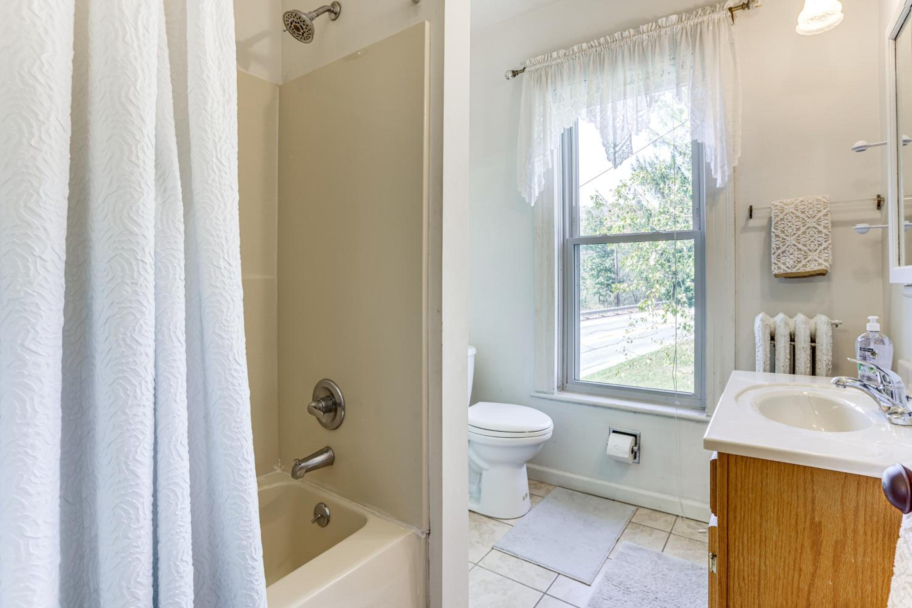 Groups Welcome! Historic Queen Anne Gem in Garrett