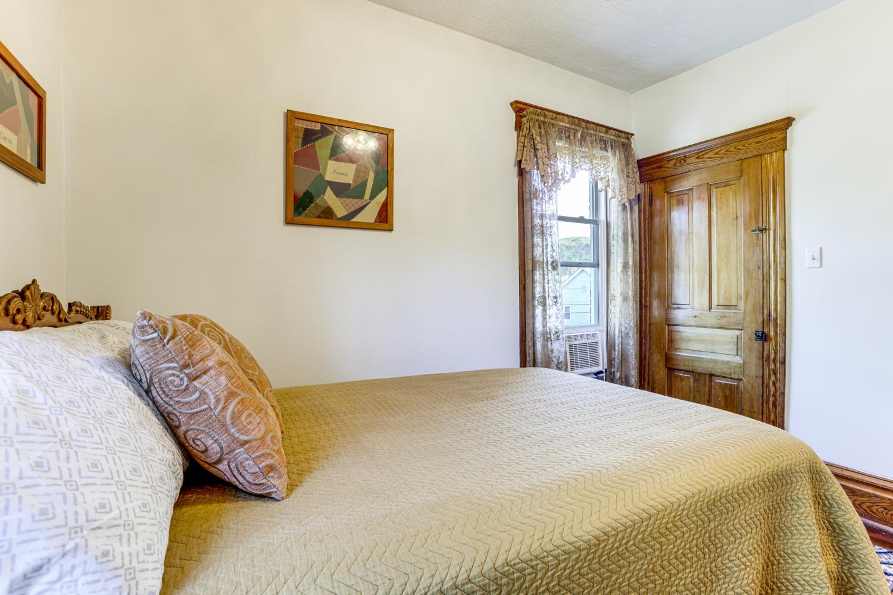 Groups Welcome! Historic Queen Anne Gem in Garrett