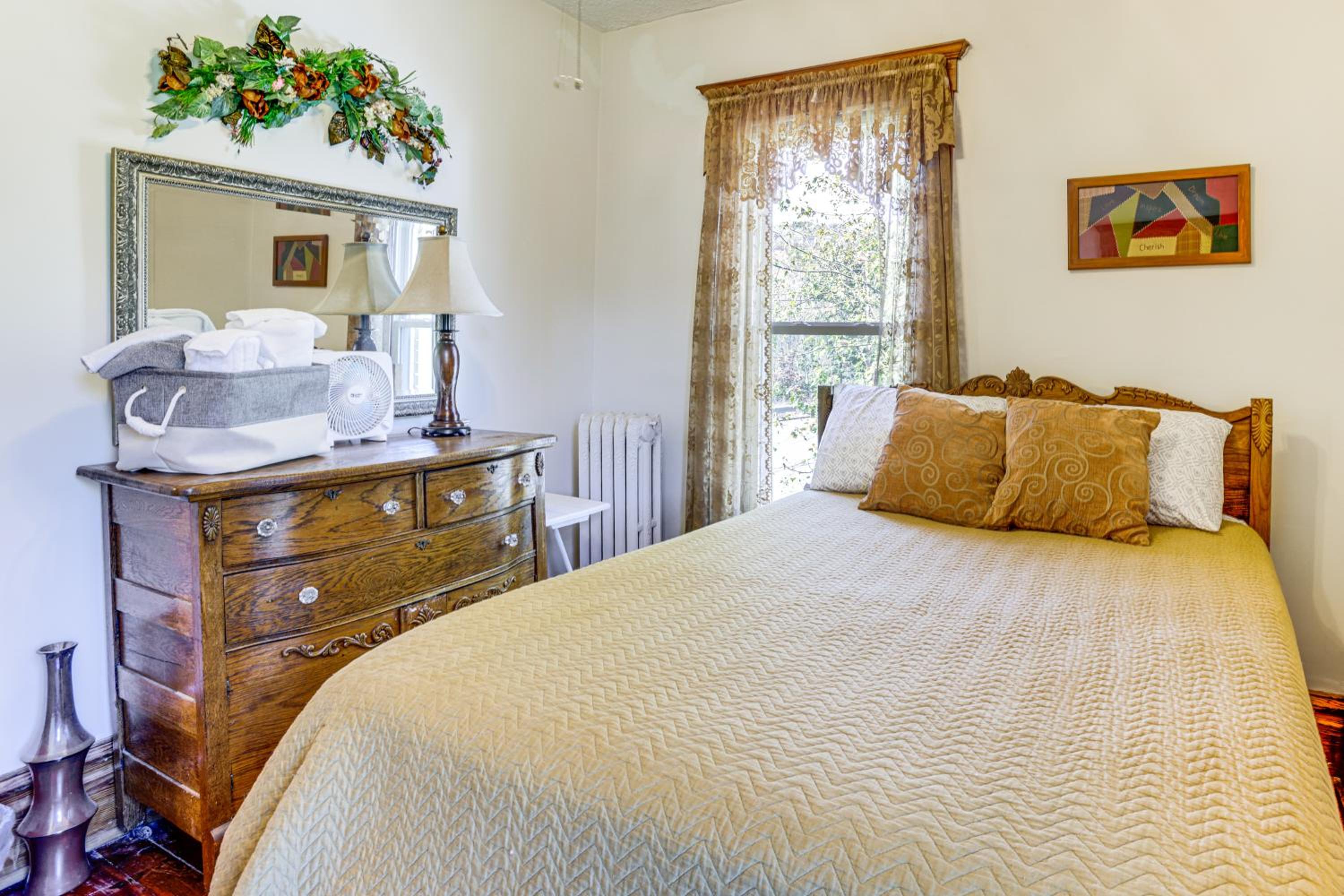 Groups Welcome! Historic Queen Anne Gem in Garrett