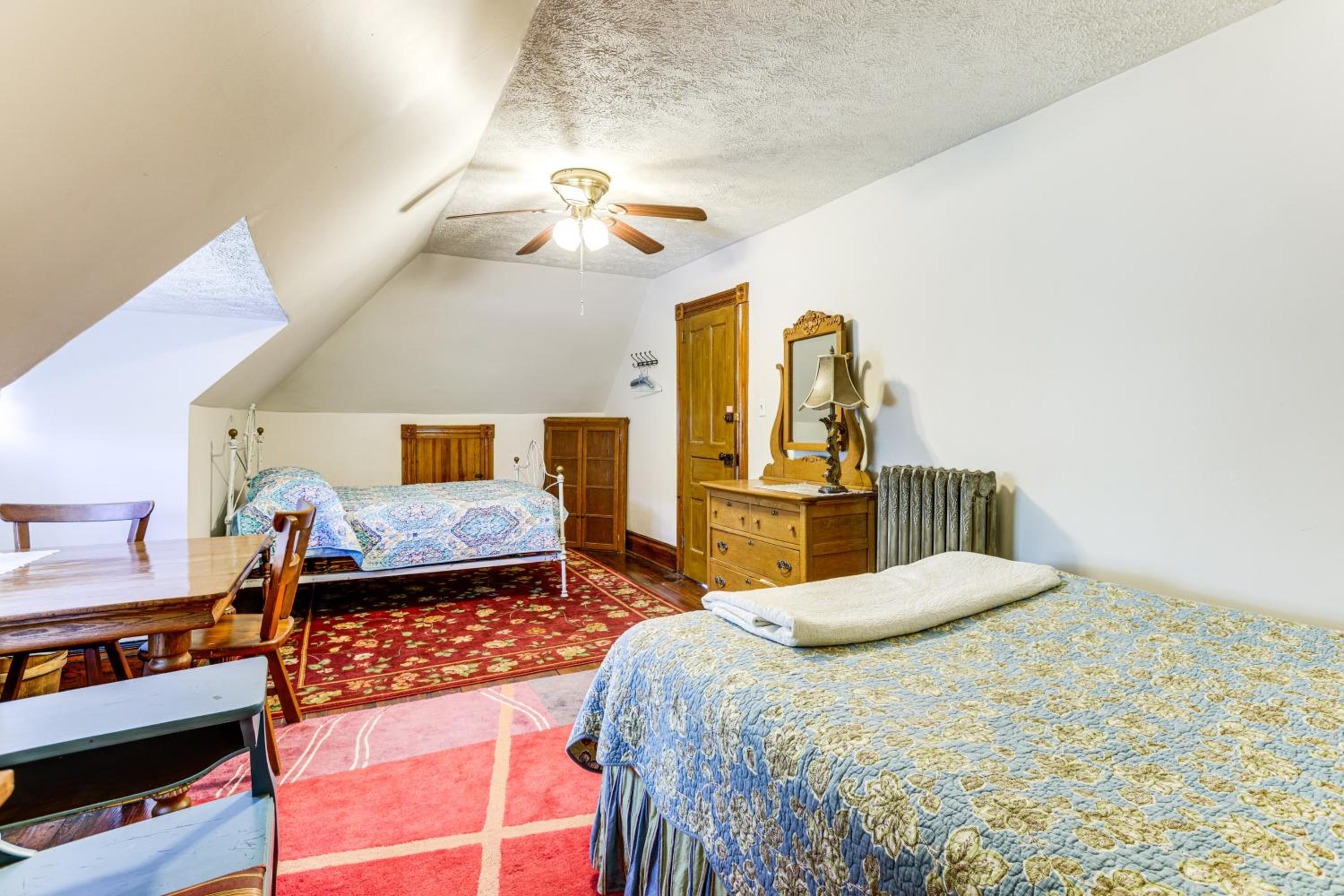 Groups Welcome! Historic Queen Anne Gem in Garrett