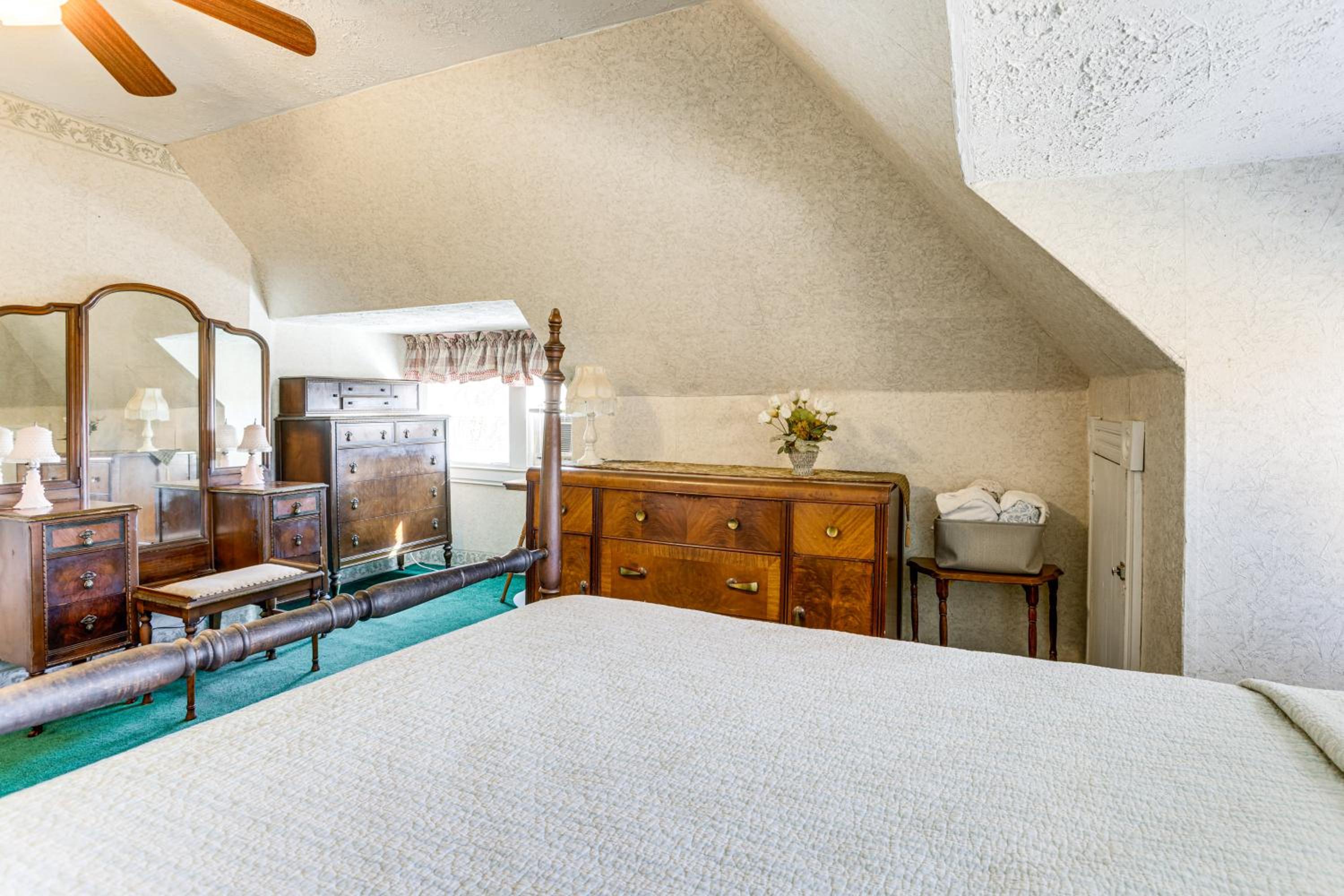 Groups Welcome! Historic Queen Anne Gem in Garrett