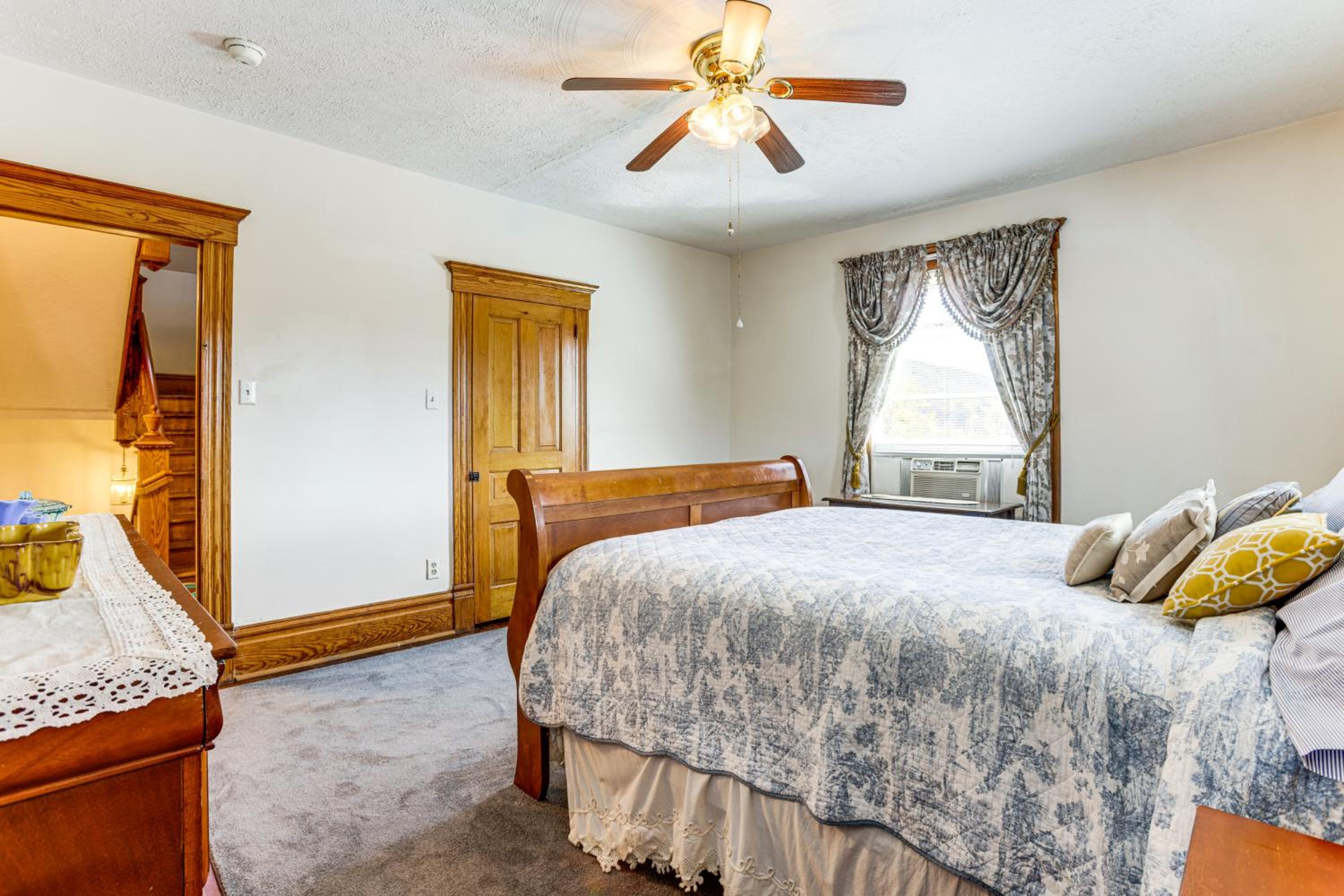 Groups Welcome! Historic Queen Anne Gem in Garrett
