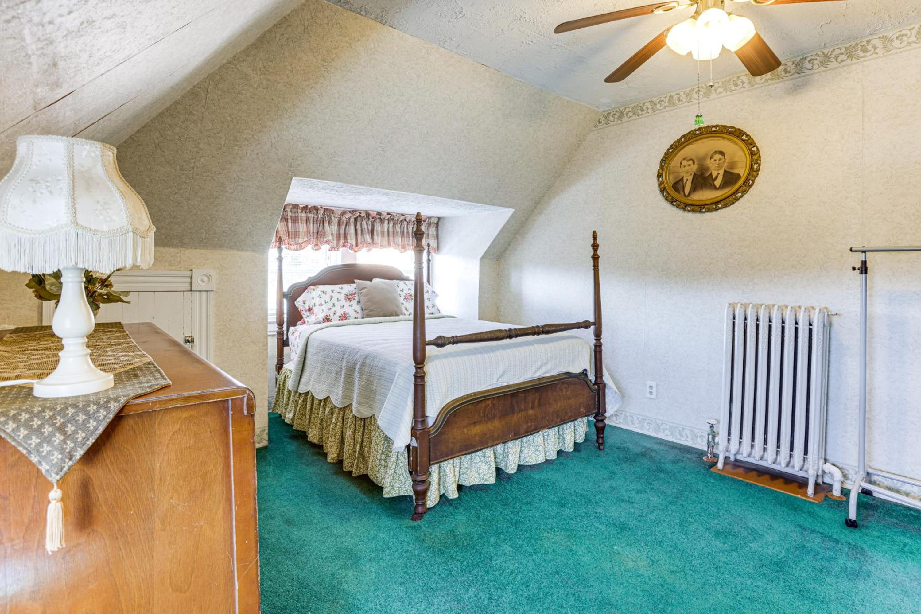 Groups Welcome! Historic Queen Anne Gem in Garrett