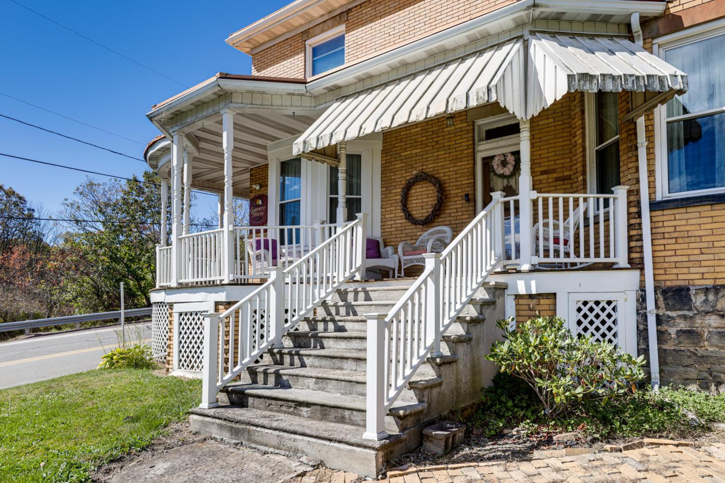 Groups Welcome! Historic Queen Anne Gem in Garrett