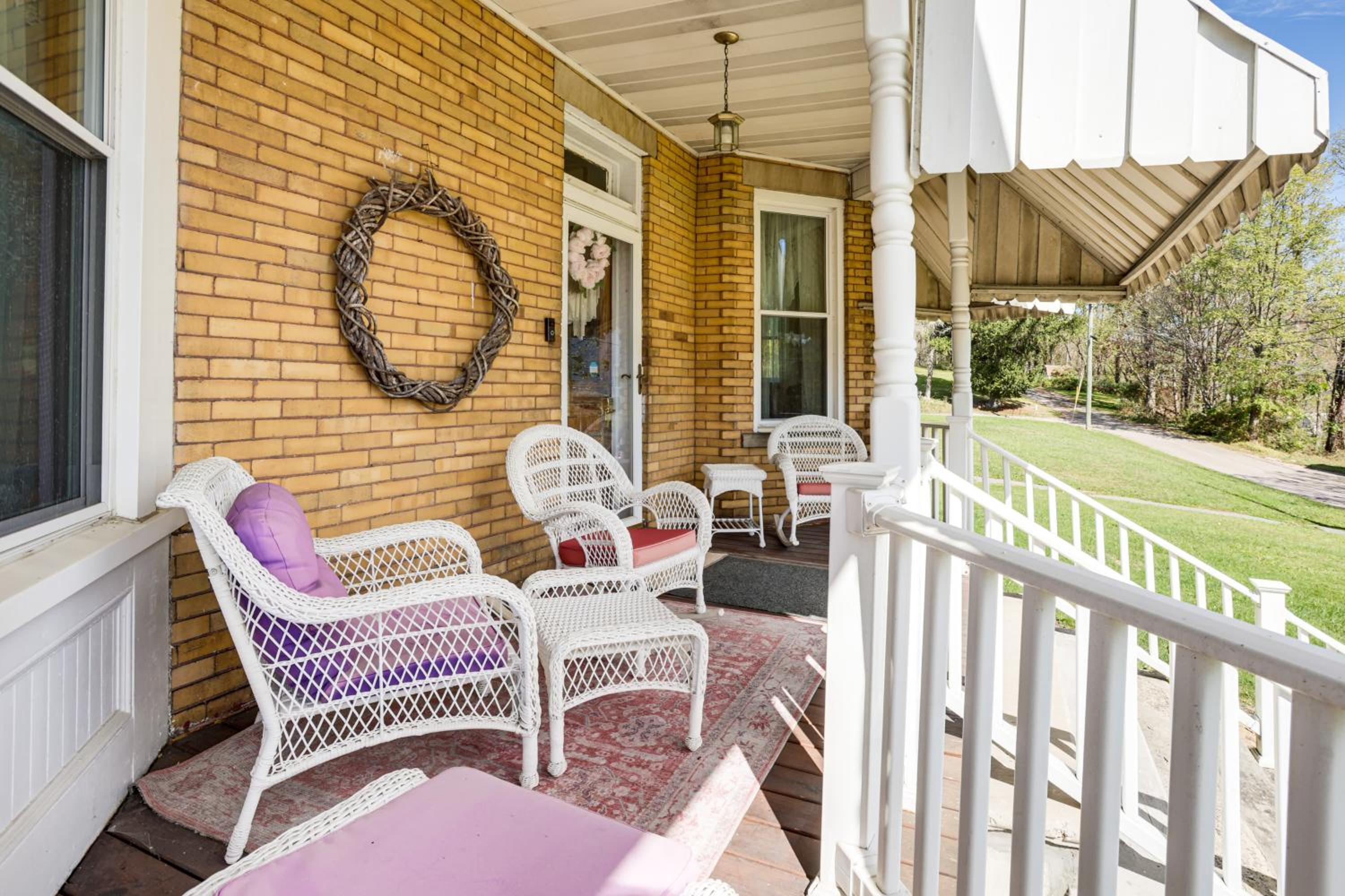Groups Welcome! Historic Queen Anne Gem in Garrett