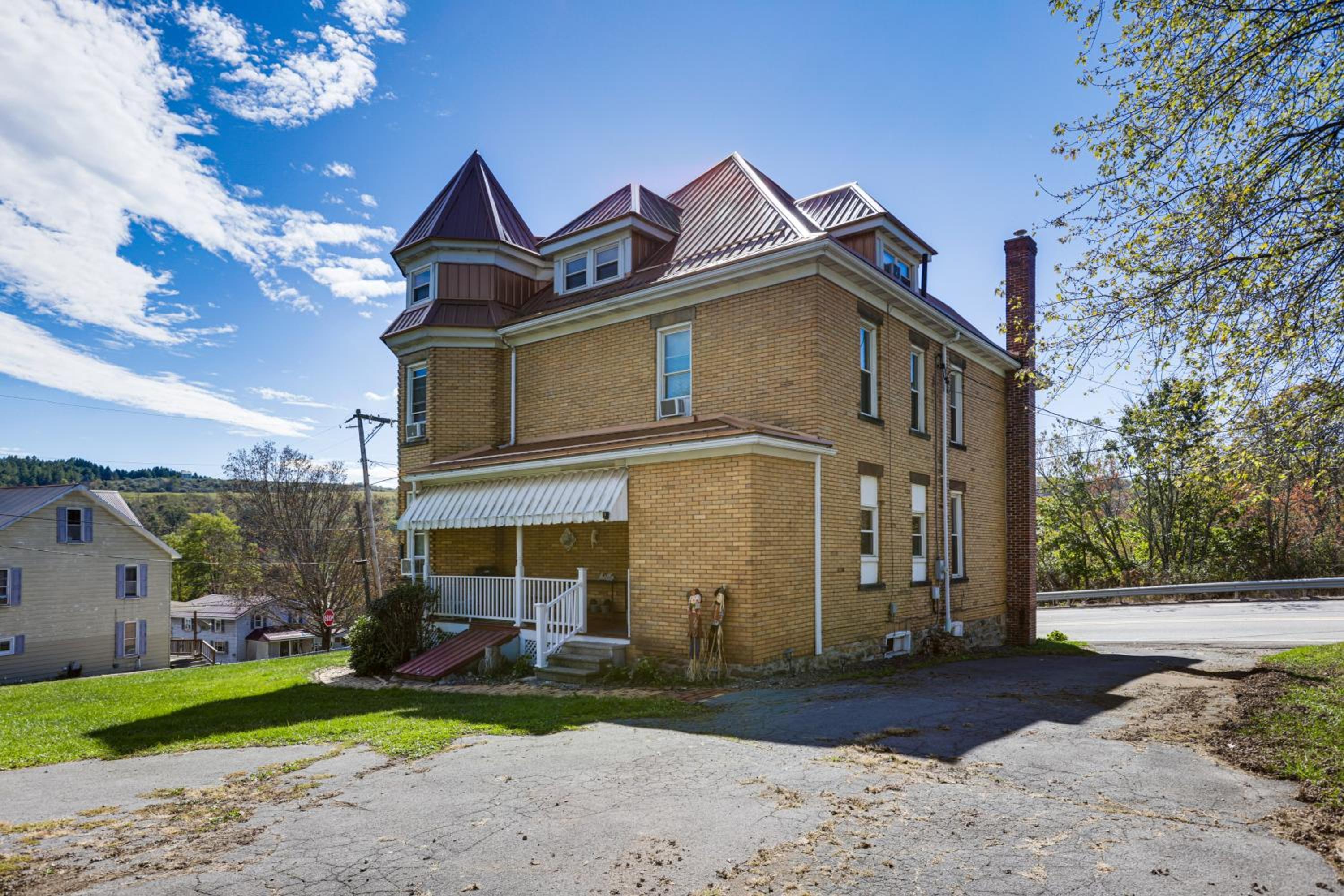 Groups Welcome! Historic Queen Anne Gem in Garrett