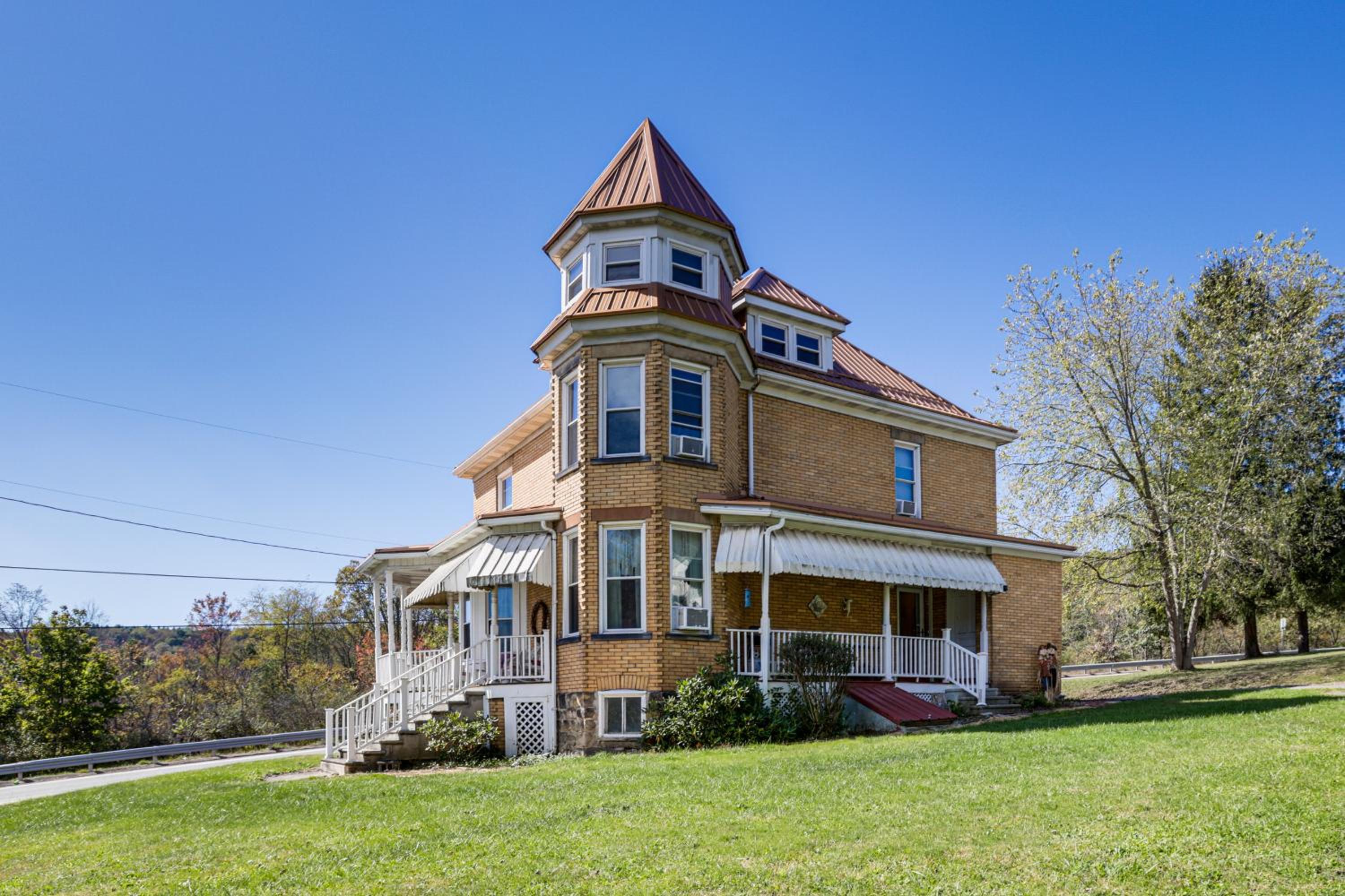 Groups Welcome! Historic Queen Anne Gem in Garrett