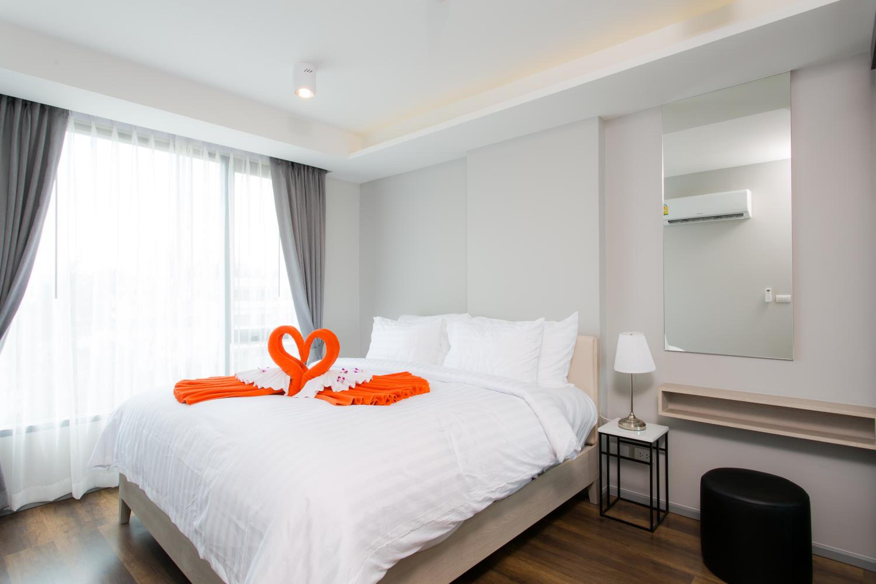 6th Avenue Surin Beach - Official Account