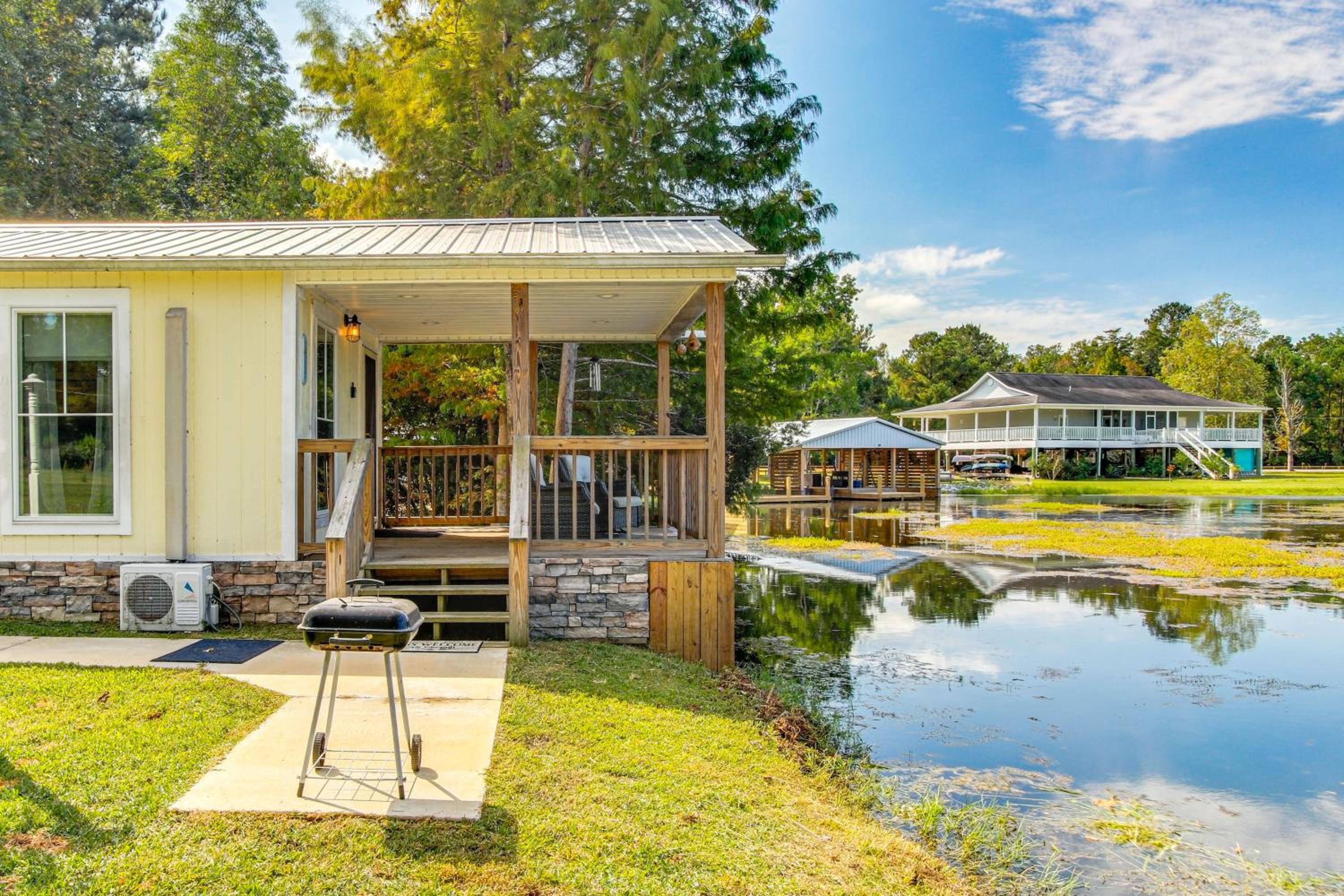 Waterfront Deck! Couples Retreat on Point A Lake