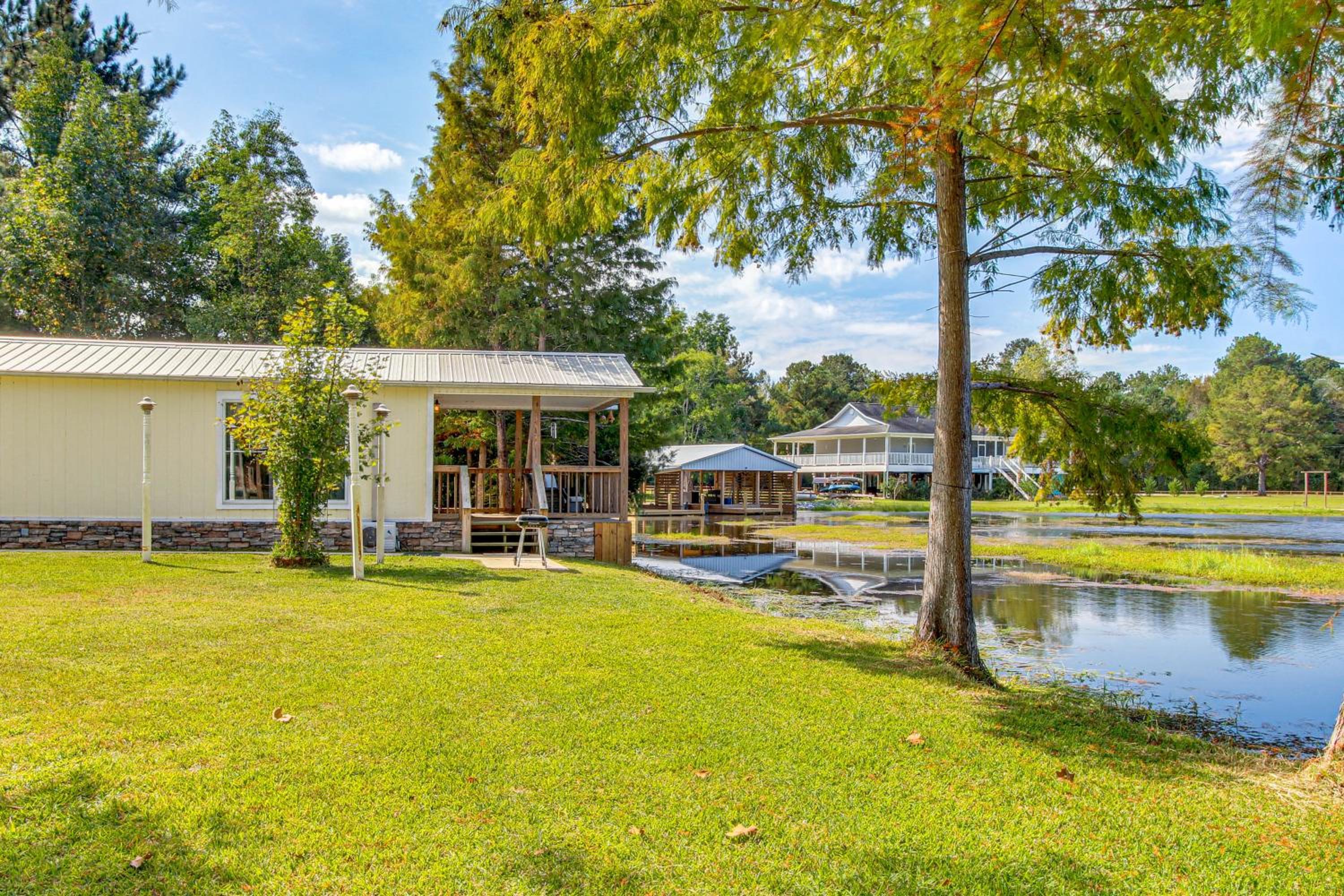 Waterfront Deck! Couples Retreat on Point A Lake