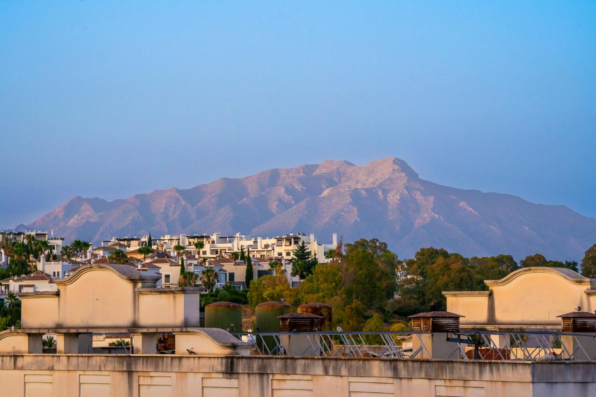 Atico Dúplex en Estepona con Vistas al Mar y Montaña a 10 min de la Playa