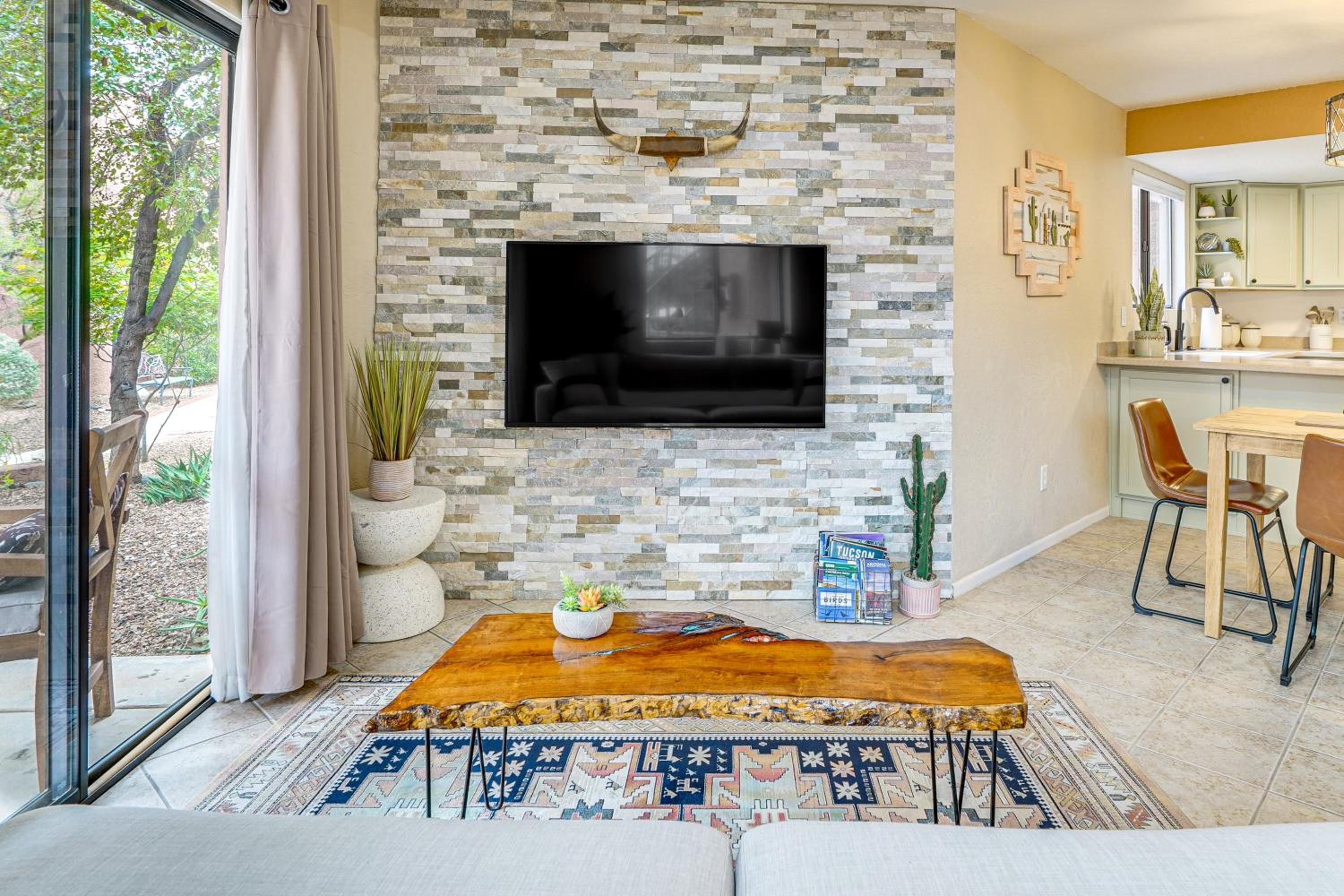 3 Mi to Sabino Canyon Condo with Resort Perks!