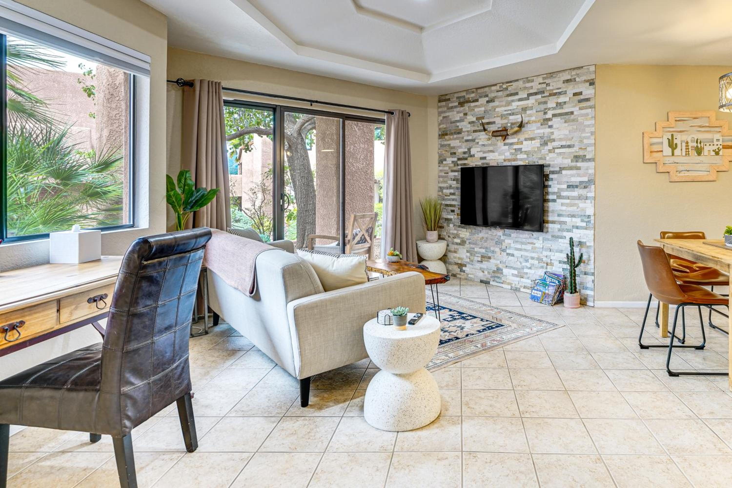3 Mi to Sabino Canyon Condo with Resort Perks!