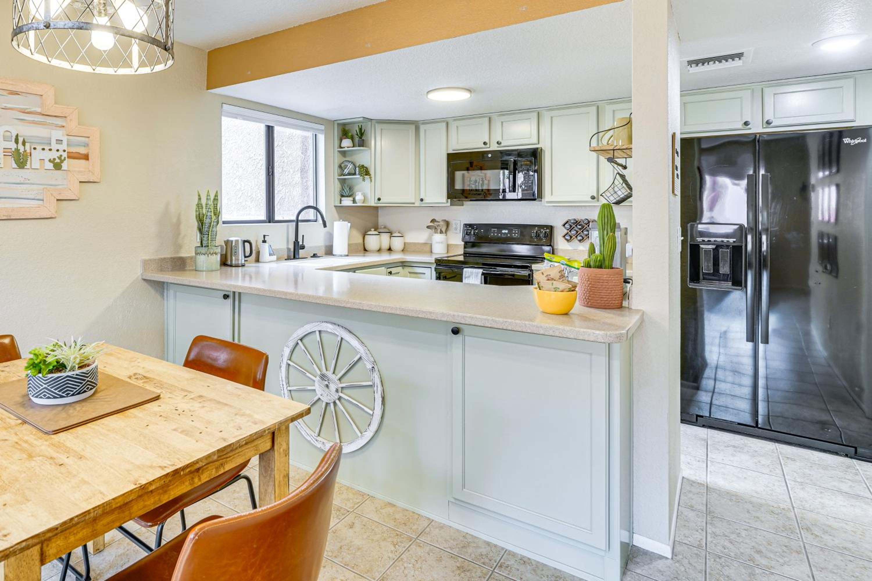 3 Mi to Sabino Canyon Condo with Resort Perks!