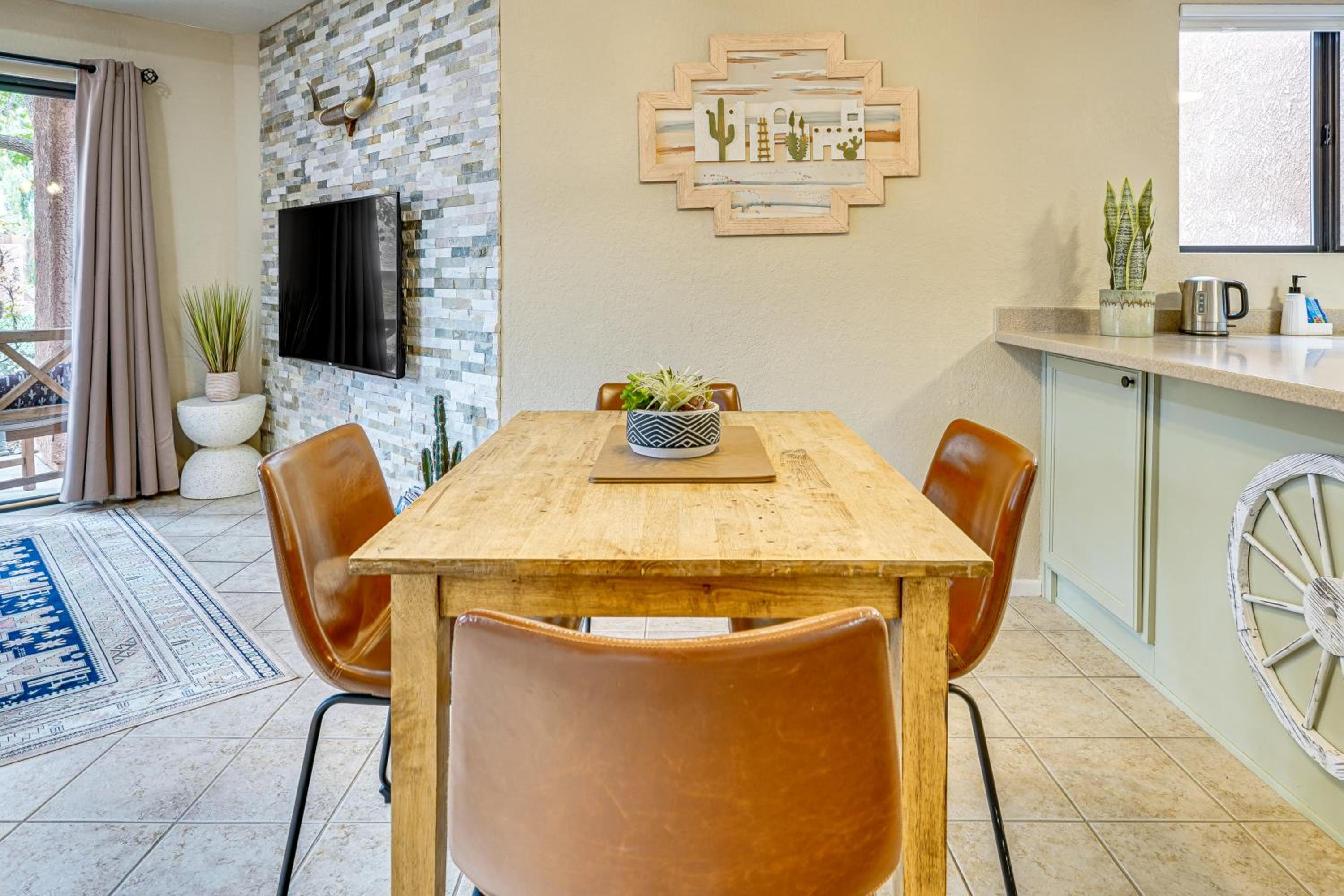3 Mi to Sabino Canyon Condo with Resort Perks!