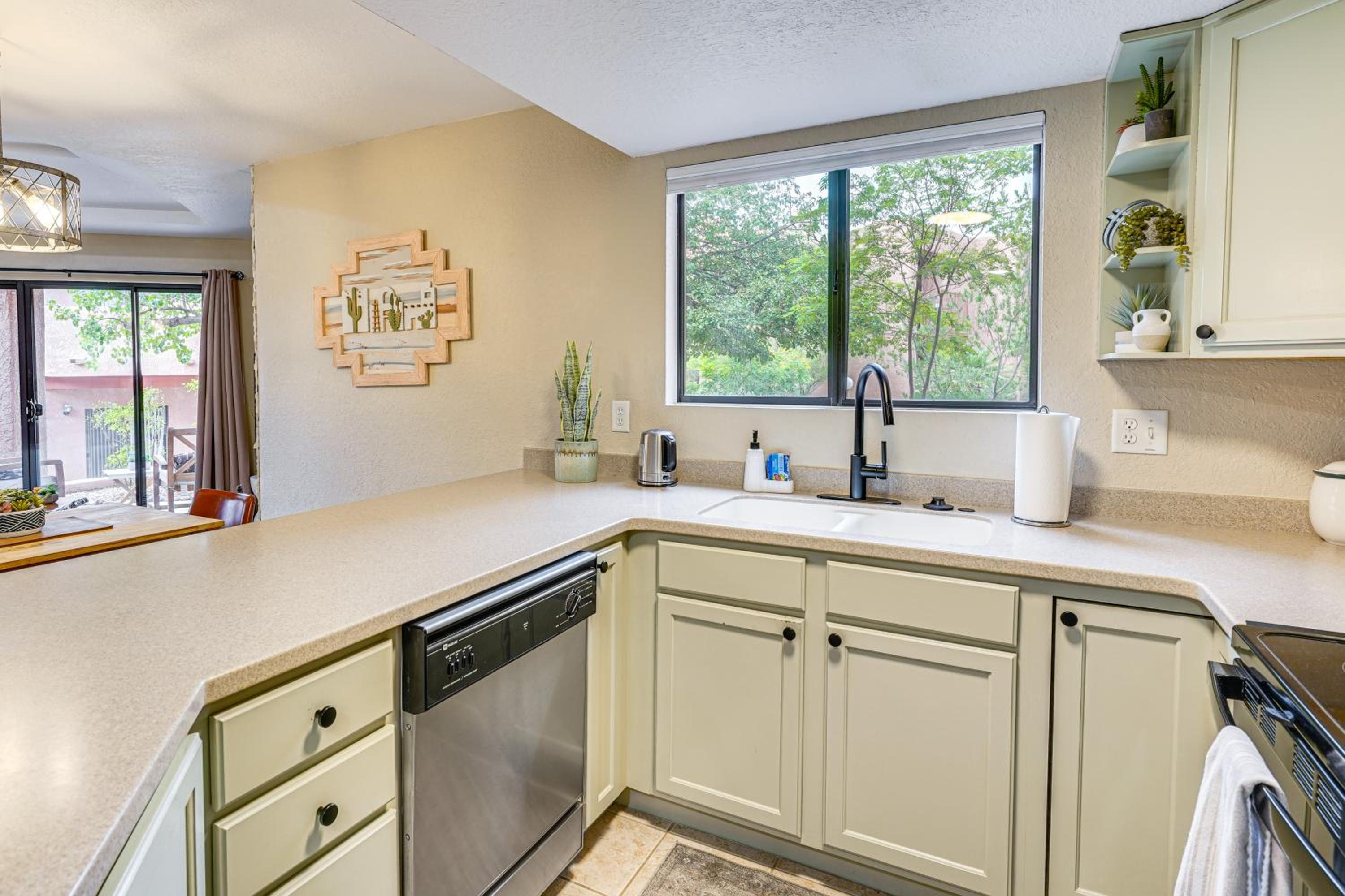 3 Mi to Sabino Canyon Condo with Resort Perks!