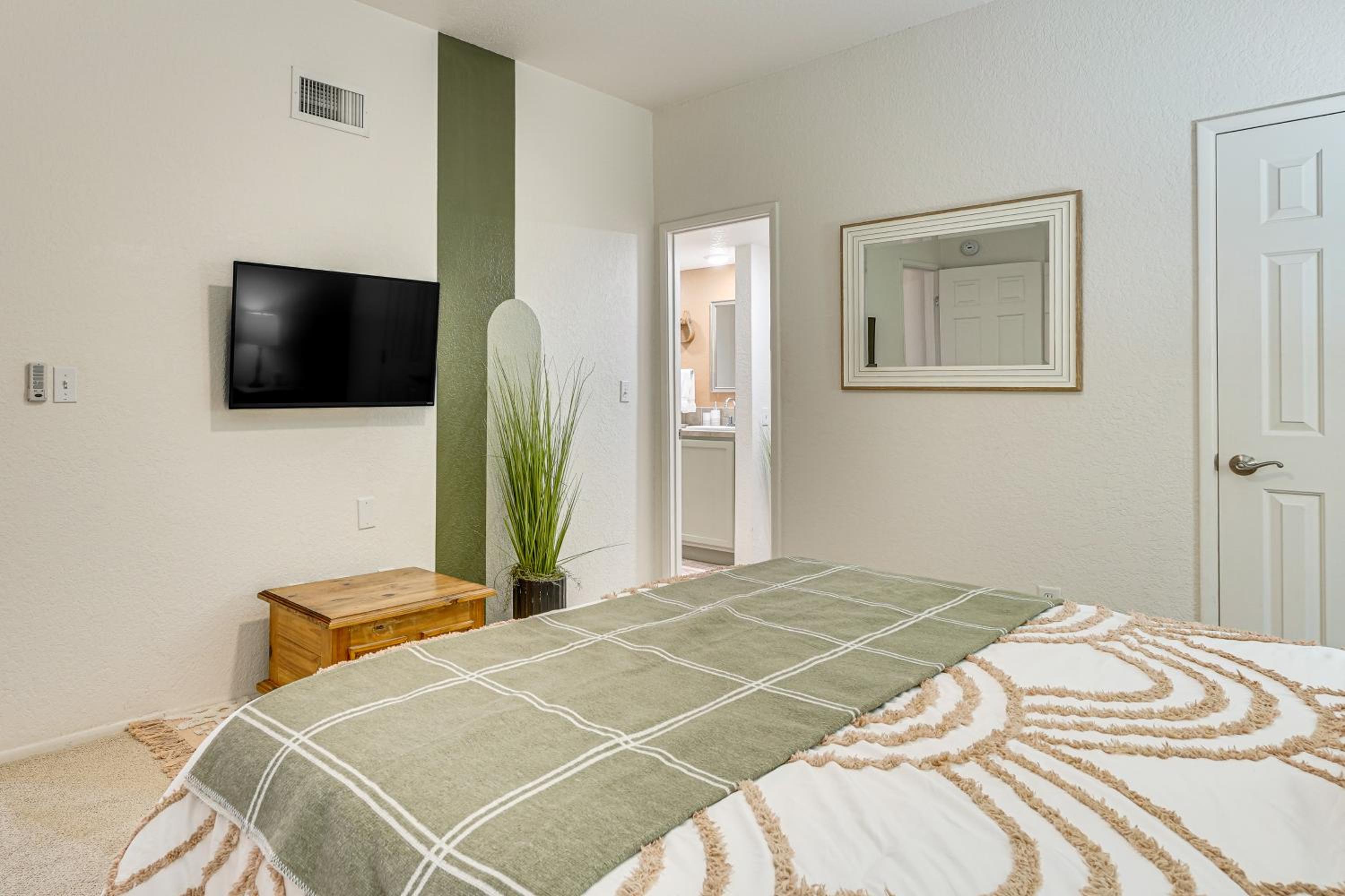 3 Mi to Sabino Canyon Condo with Resort Perks!