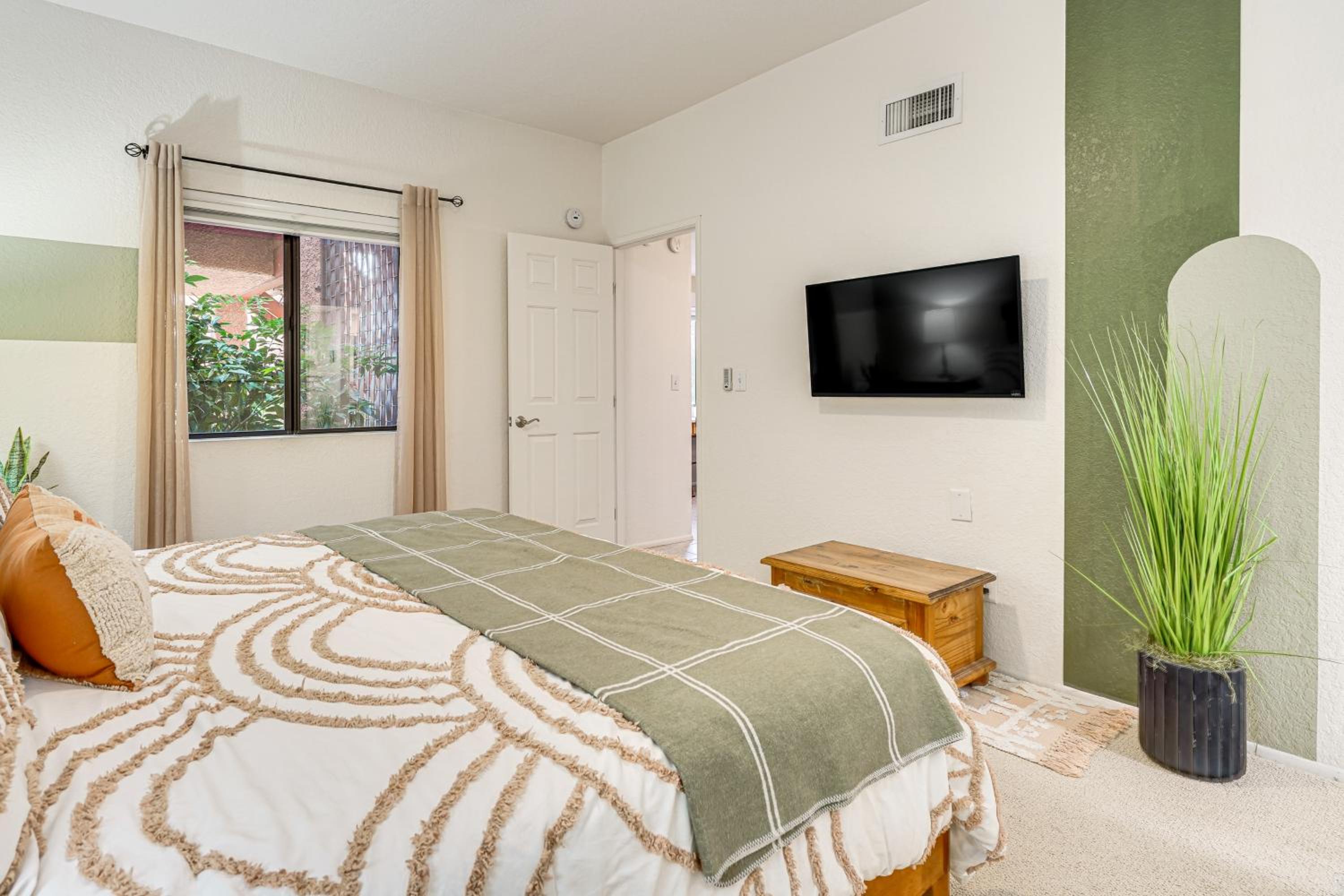 3 Mi to Sabino Canyon Condo with Resort Perks!