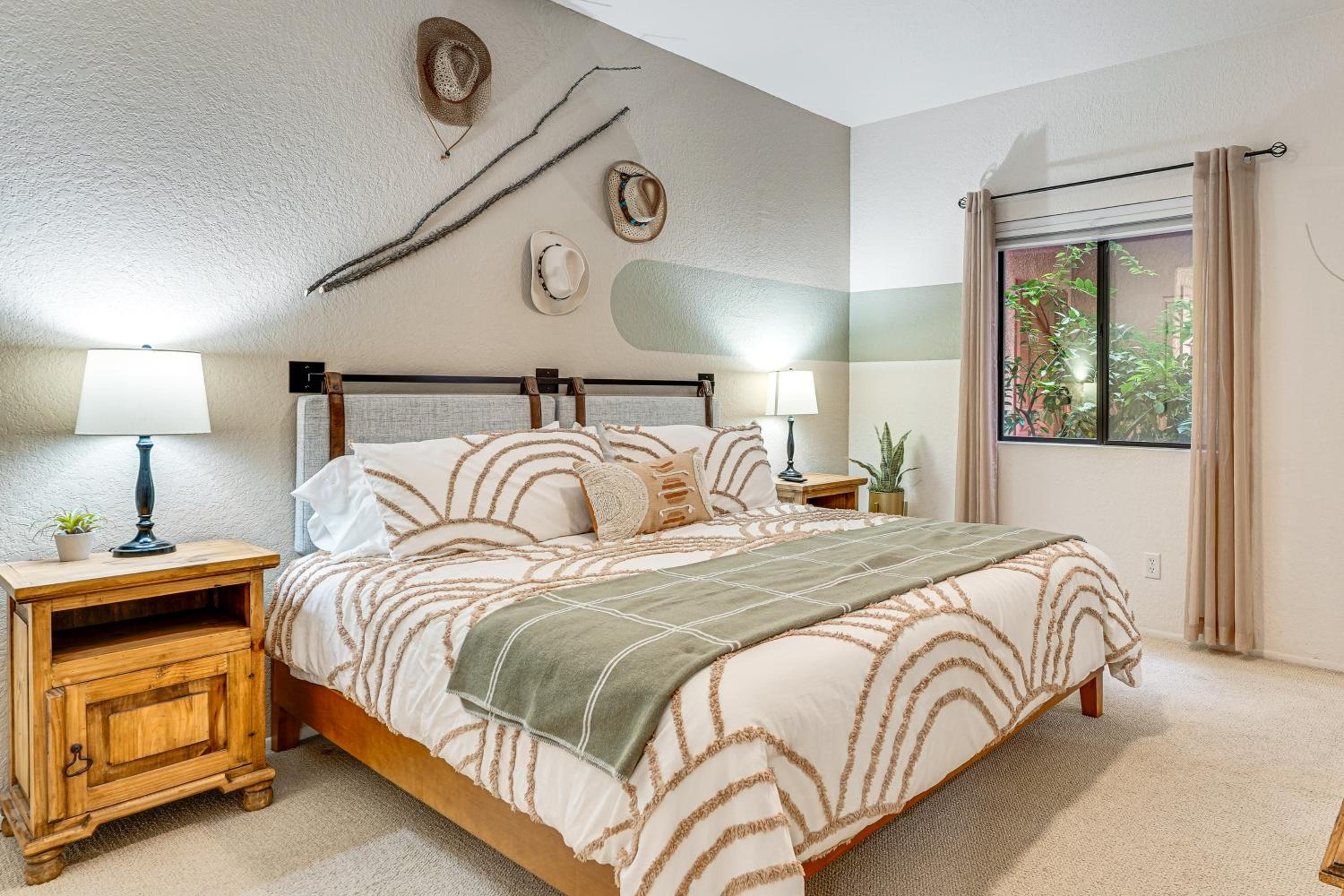 3 Mi to Sabino Canyon Condo with Resort Perks!