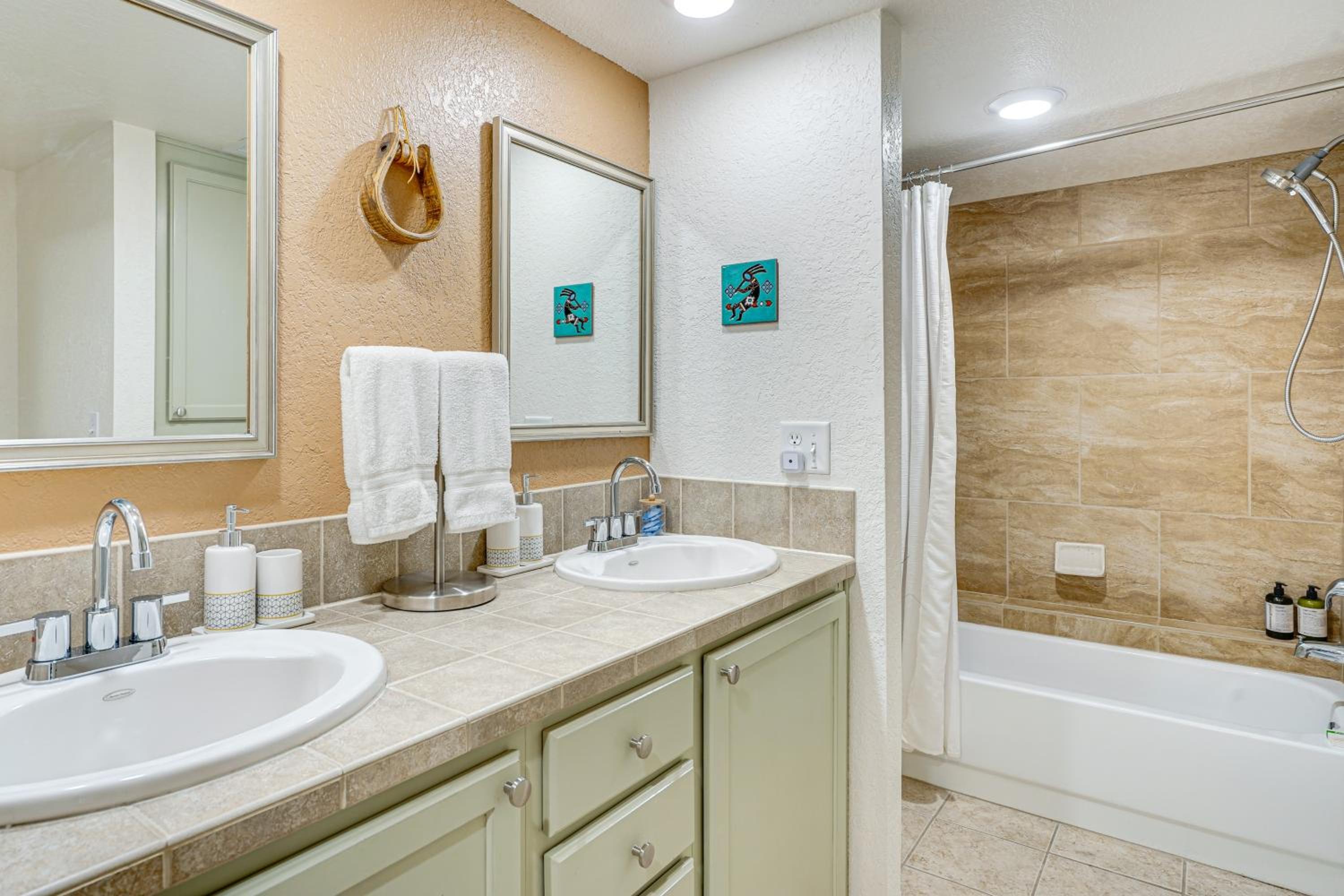 3 Mi to Sabino Canyon Condo with Resort Perks!