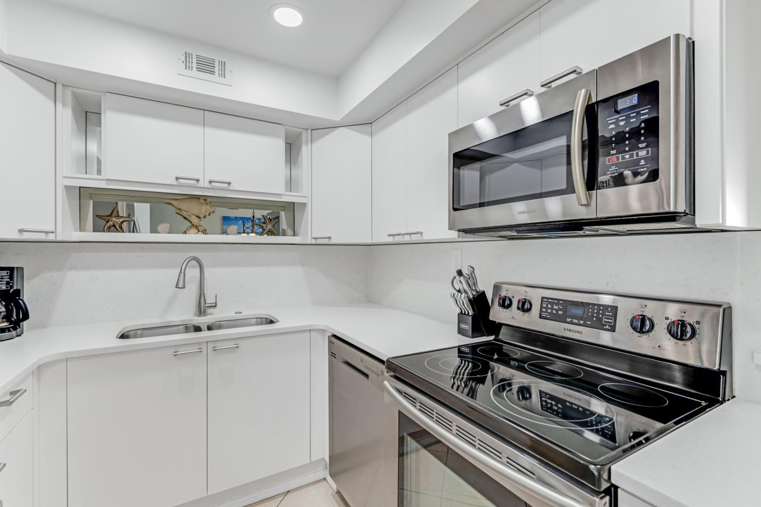 New listing! Direct oceanfront condo with private balcony overlooking the pool and beach