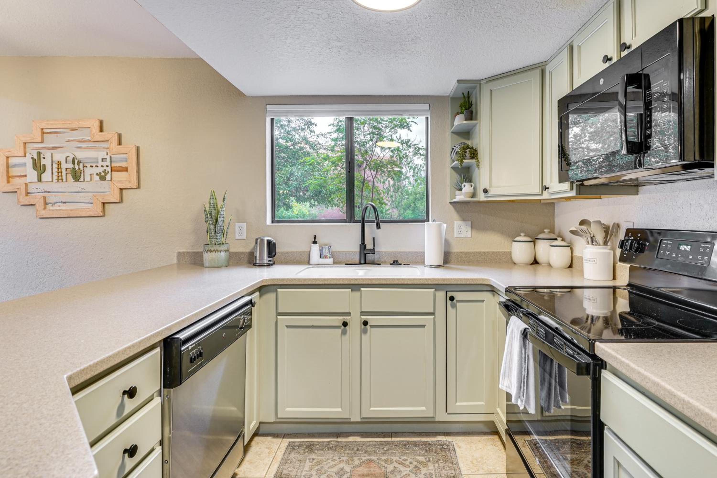 3 Mi to Sabino Canyon Condo with Resort Perks!