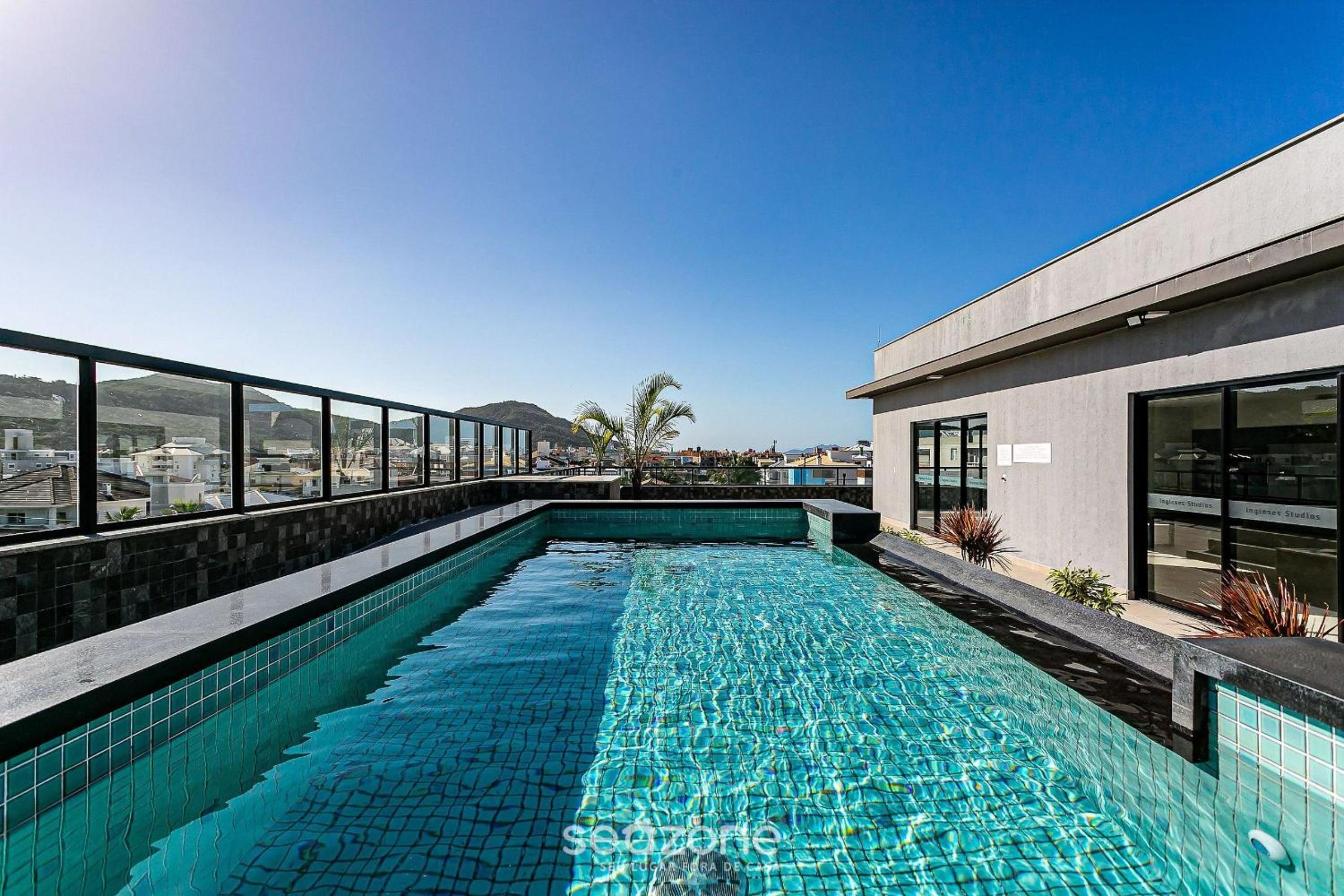 Stay in a building with pool 850m from the beach in Florianópolis - STIs