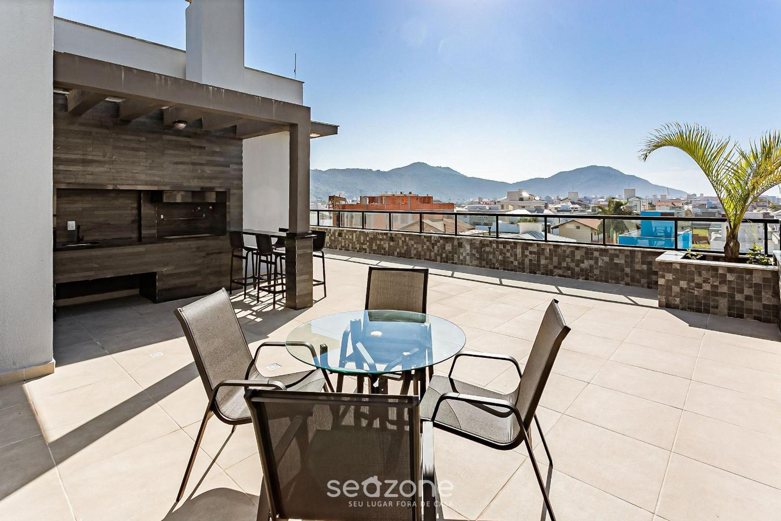 Stay in a building with pool 850m from the beach in Florianópolis - STIs